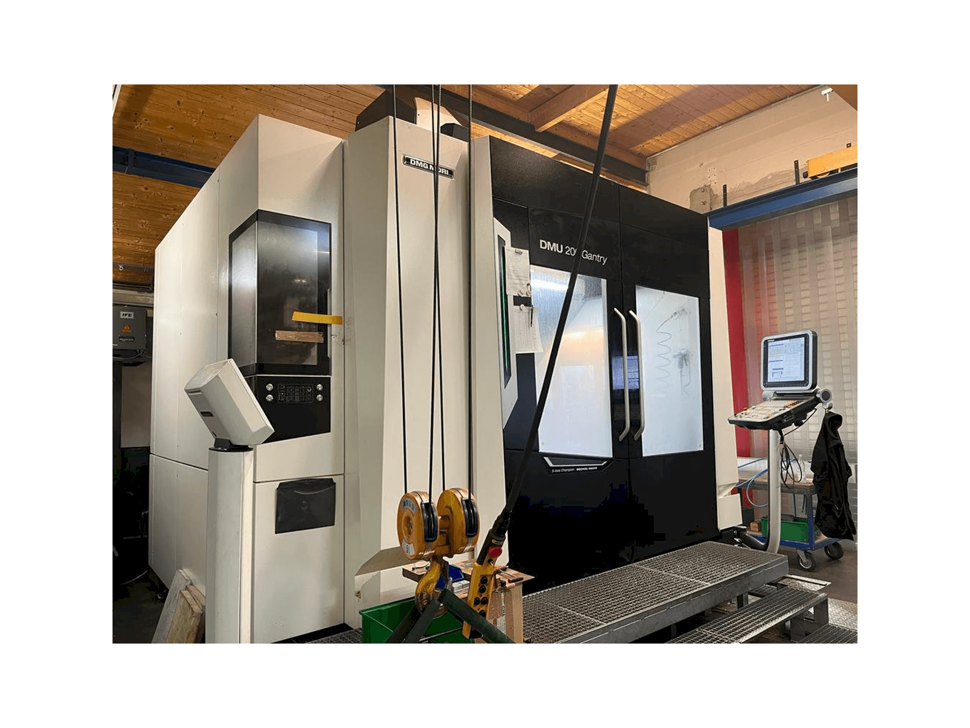 Prikaz stroja DMG MORI DMU 200 Gantry sprijeda