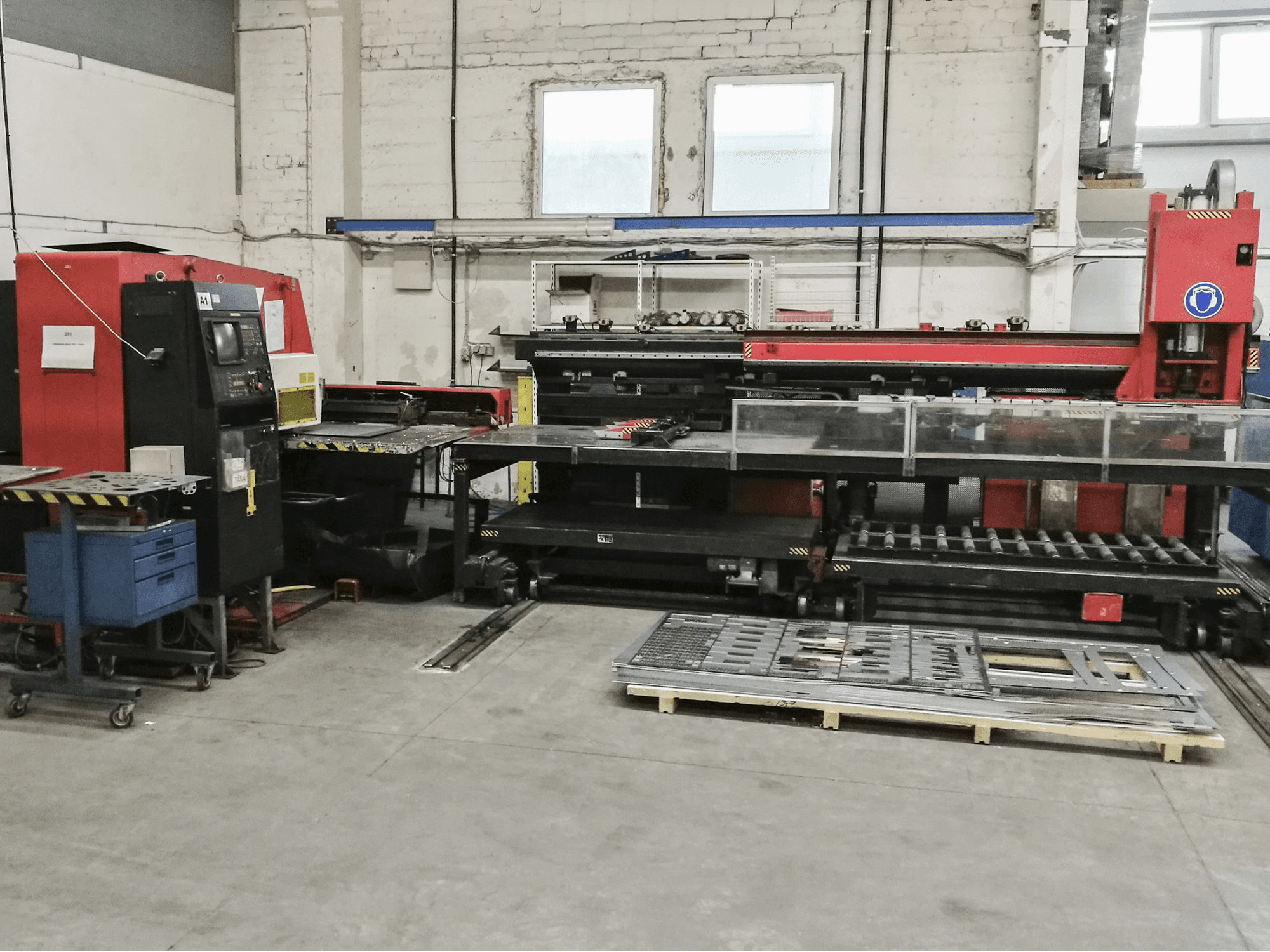 Prikaz stroja AMADA ARIES 245 sprijeda