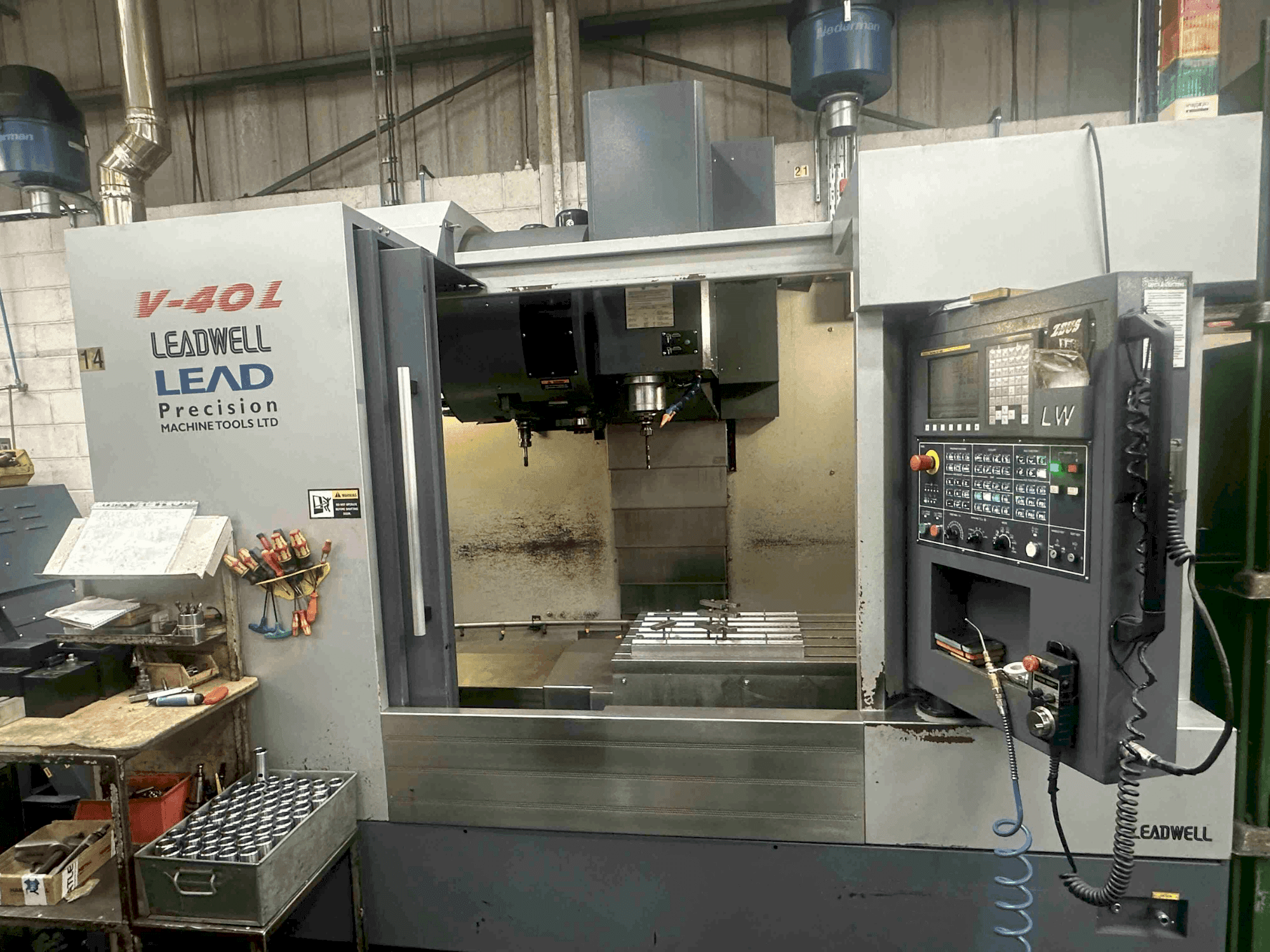 Prikaz stroja Leadwell V-40L sprijeda