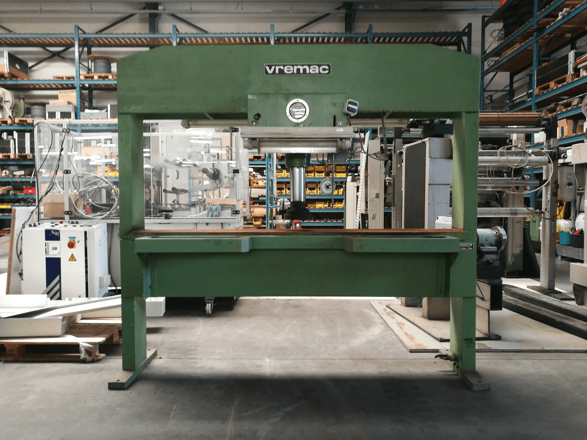 Prikaz stroja Vremac Brugstans sprijeda