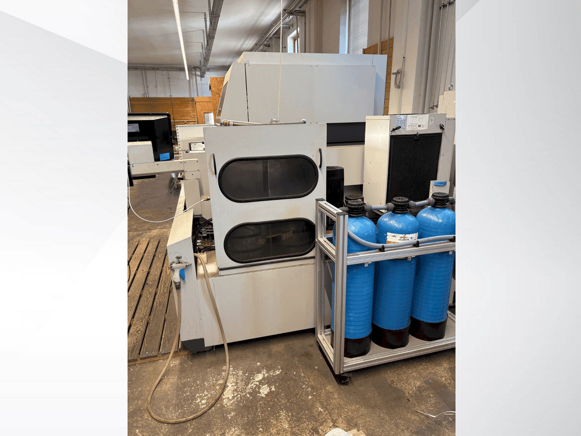 Prikaz stroja Mitsubishi MV2400S sprijeda