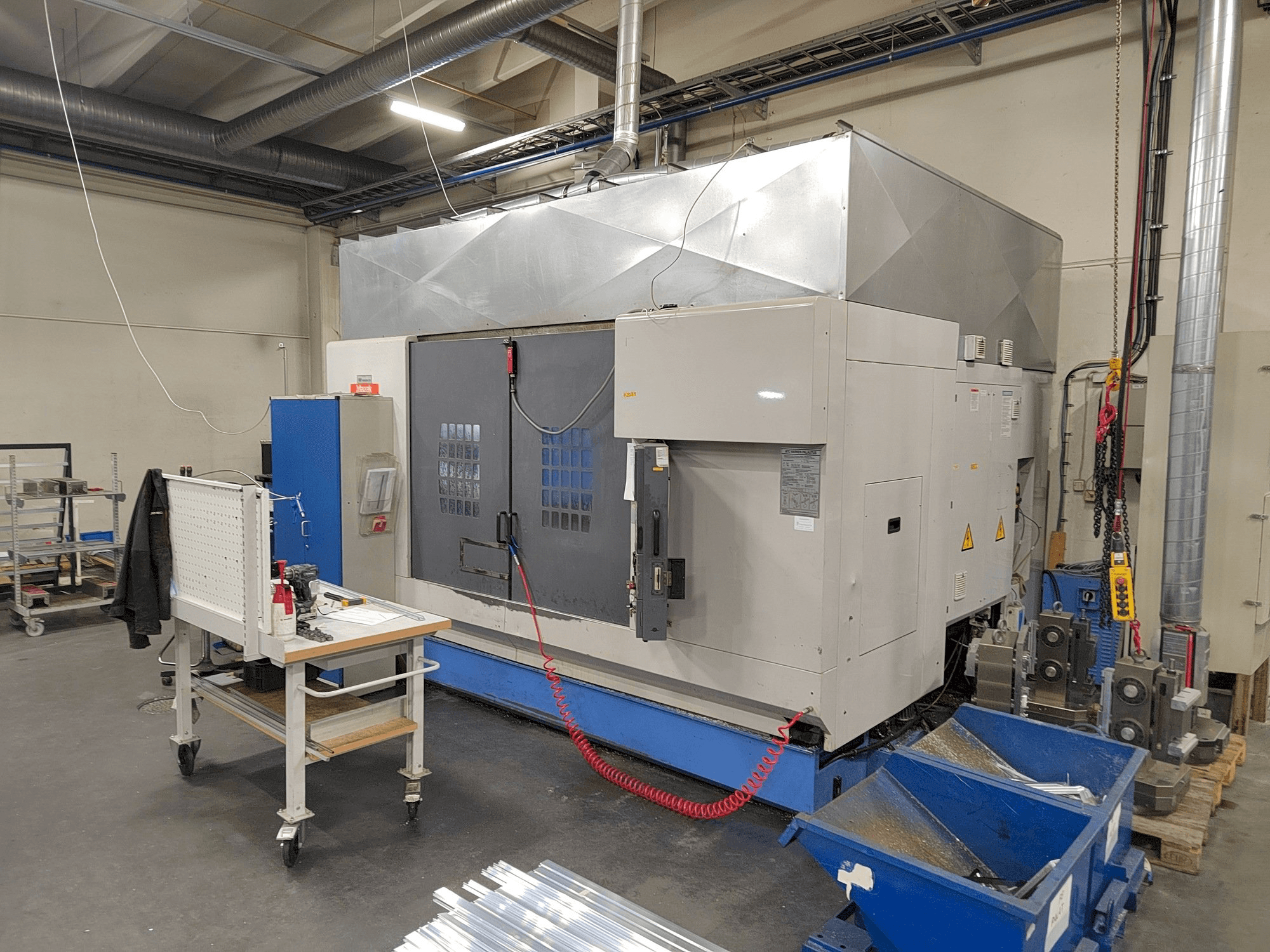 Prikaz stroja Mazak VTC-300C sprijeda