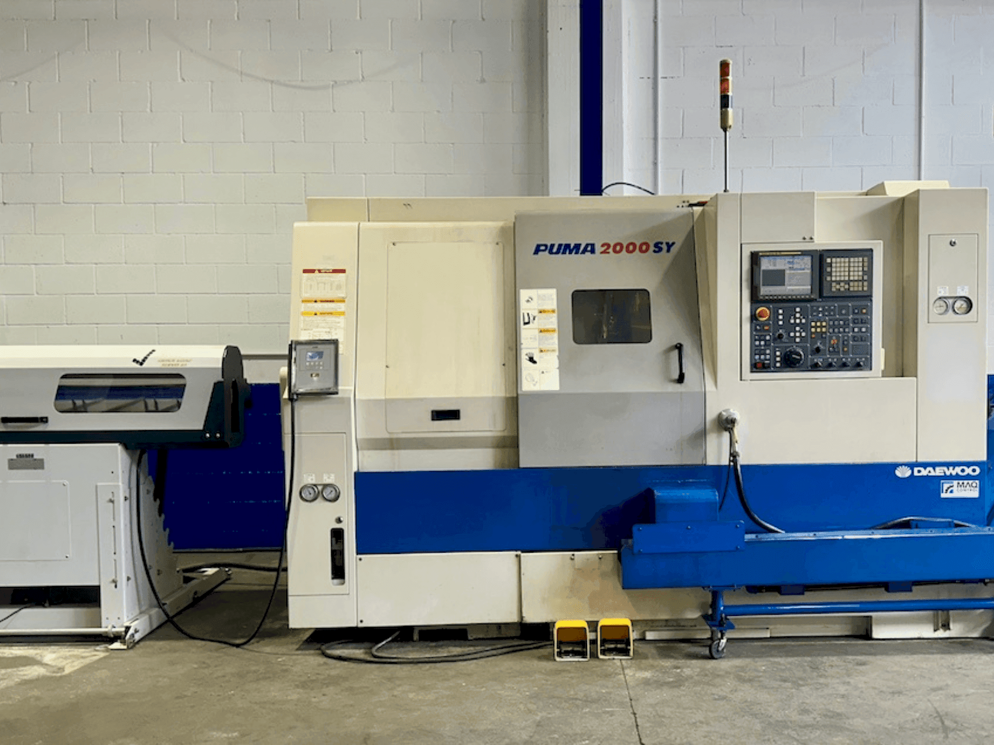 Prikaz stroja DOOSAN PUMA 2000SY sprijeda