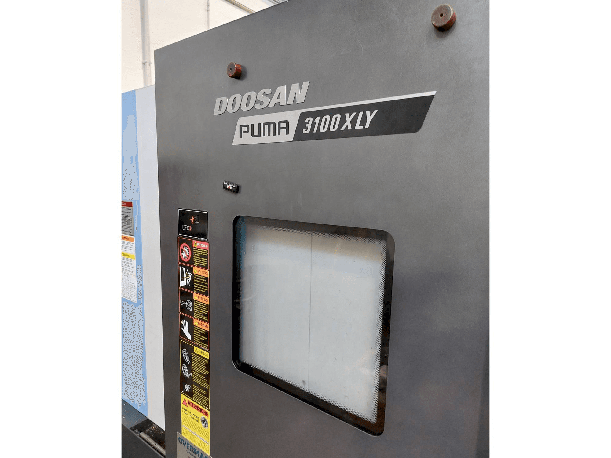 Prikaz stroja DOOSAN Puma 3100LY sprijeda