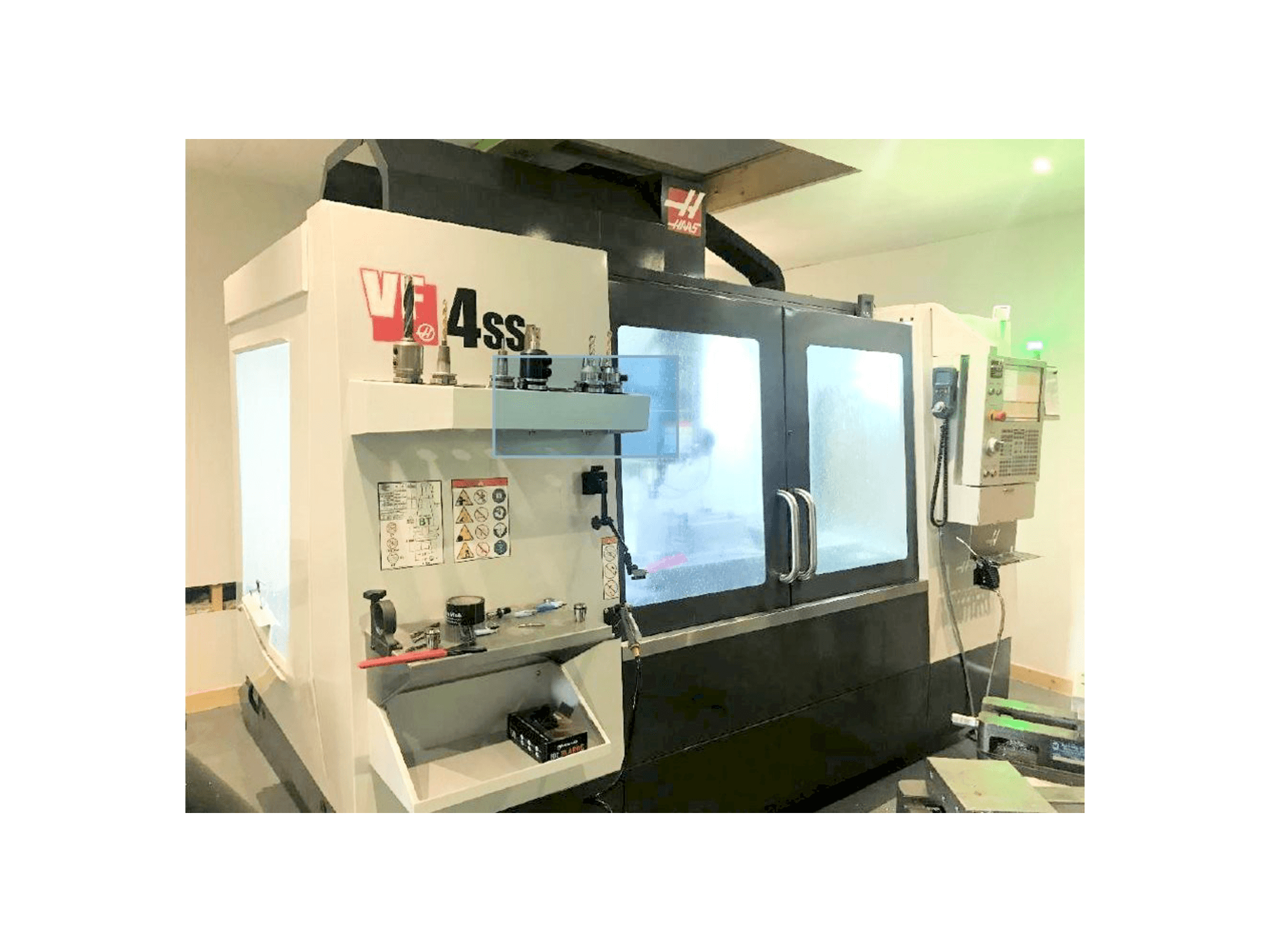 Prikaz stroja HAAS VF-4SS sprijeda