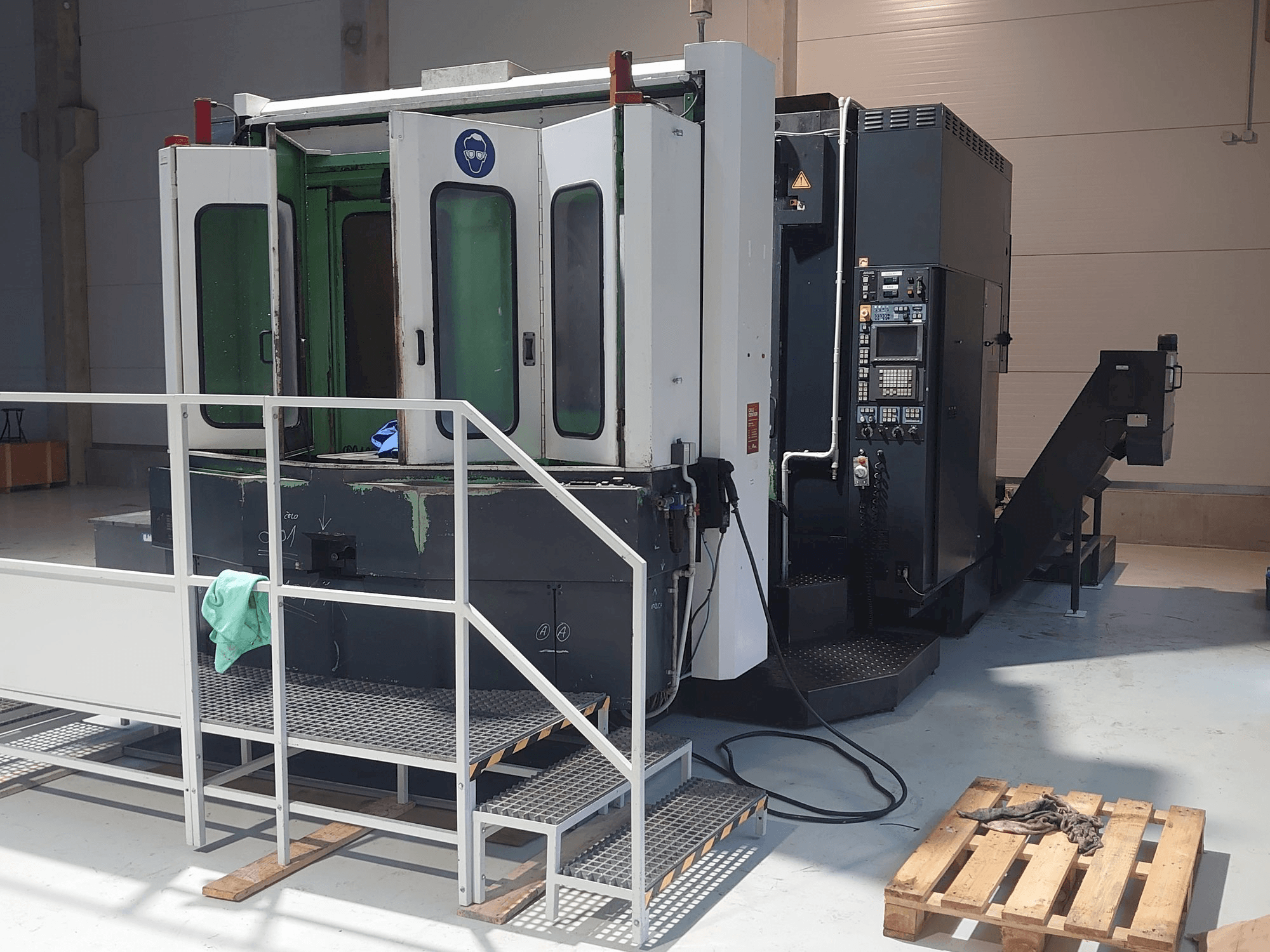 Prikaz stroja Makino A77 sprijeda