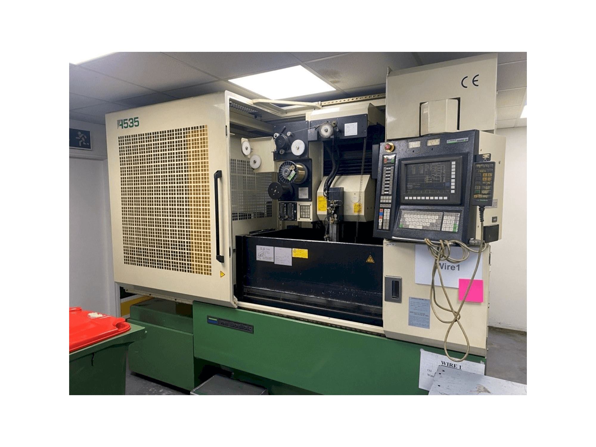 Prikaz stroja Sodick A535 sprijeda