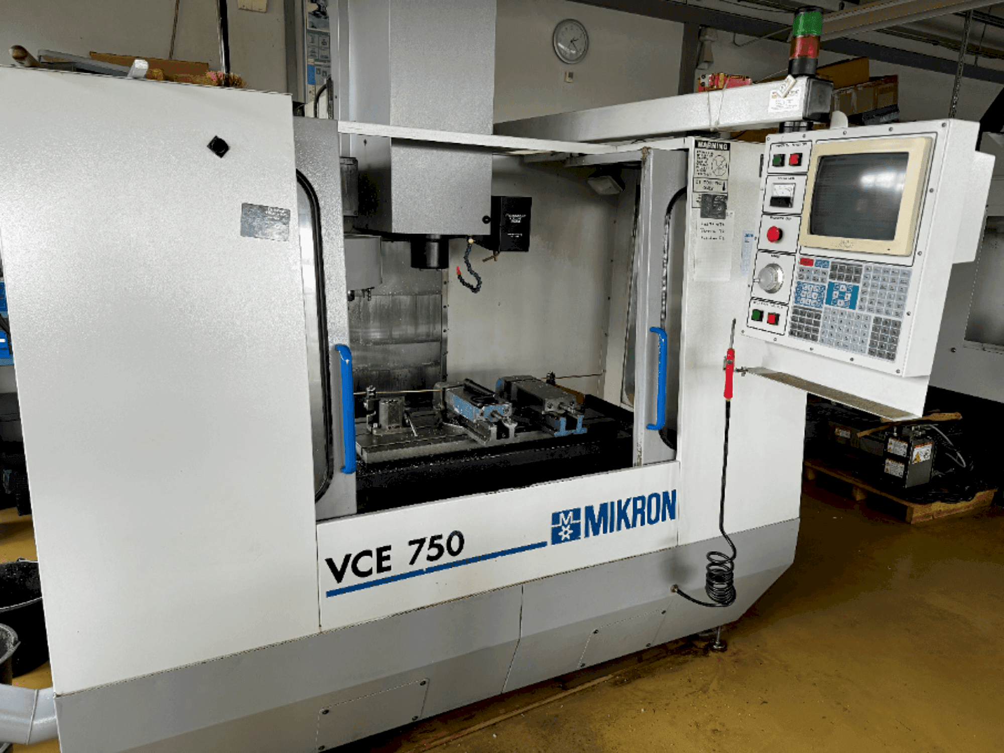 Prikaz stroja MIKRON VCE 750 sprijeda