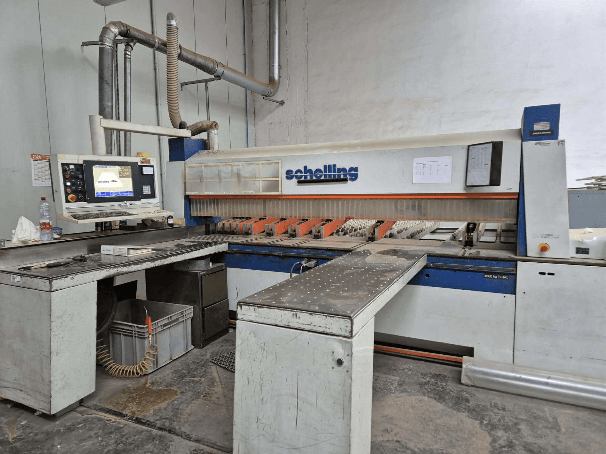 Schaublin stroj za rezanje u bočnom pogledu, s računalnim sučeljem, oštrim oštricama i čvrstom metalnom radnom površinom.