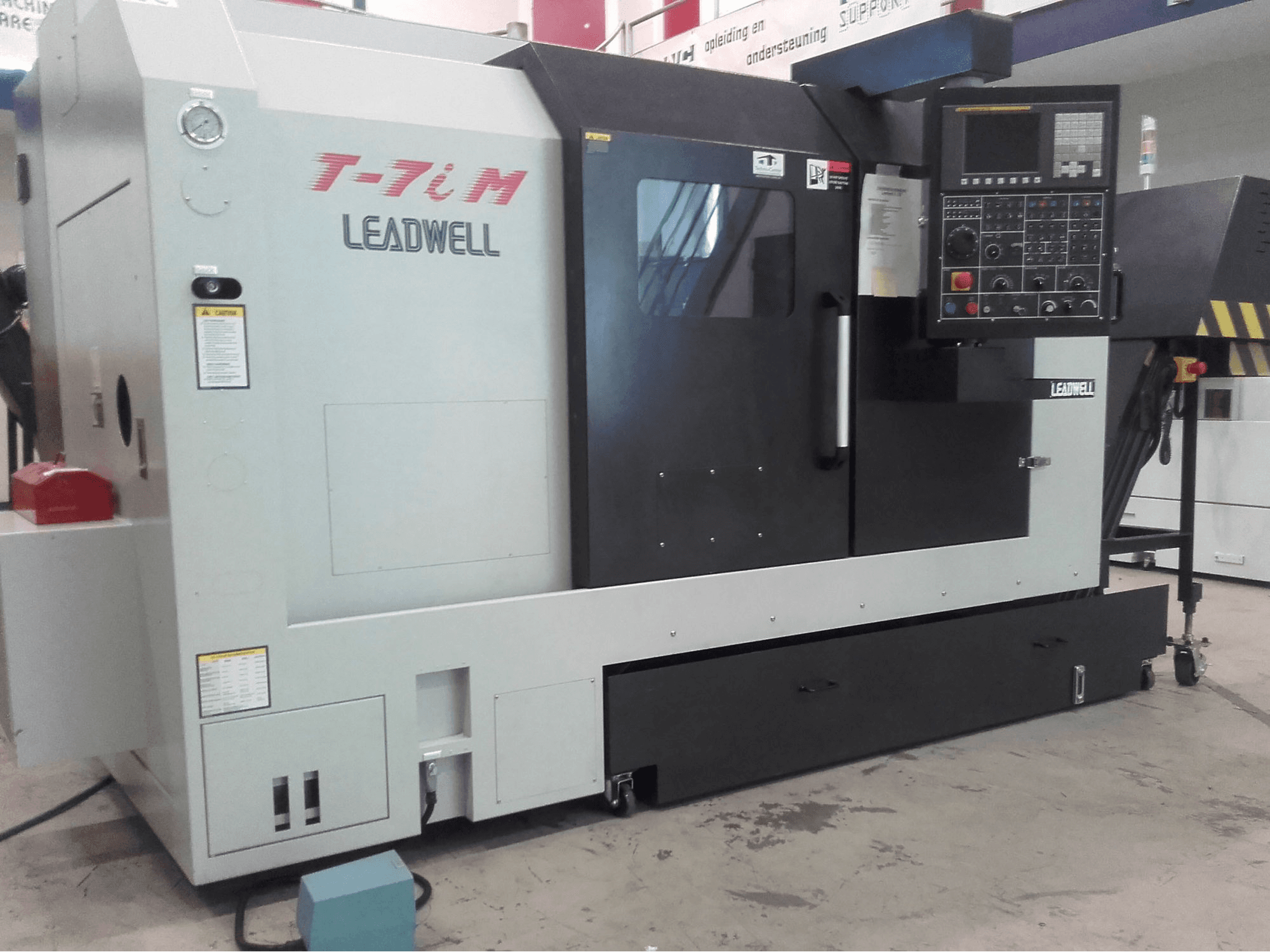 Prikaz stroja Leadwell T-7iM sprijeda