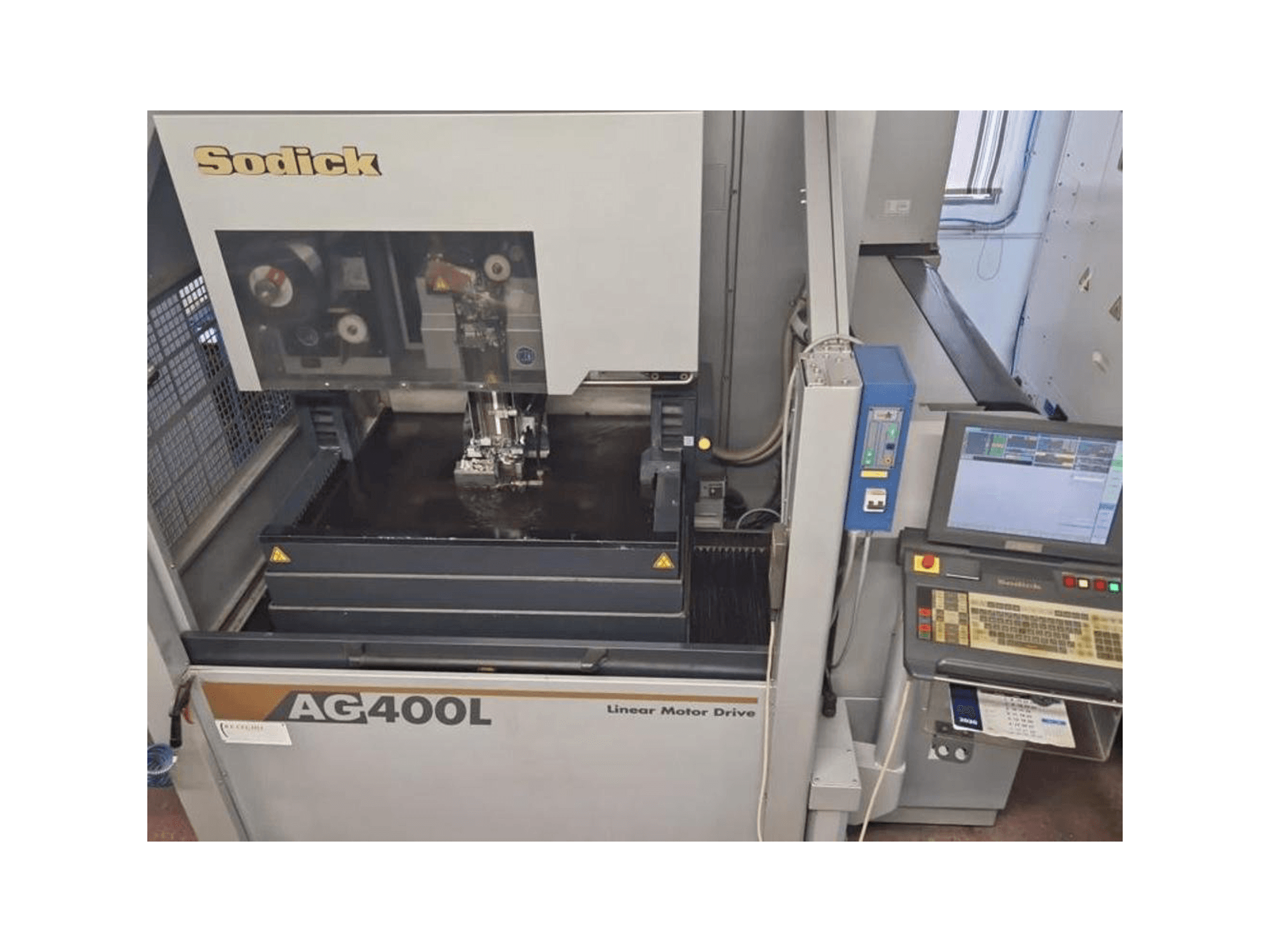 Prikaz stroja Sodick AG400L sprijeda