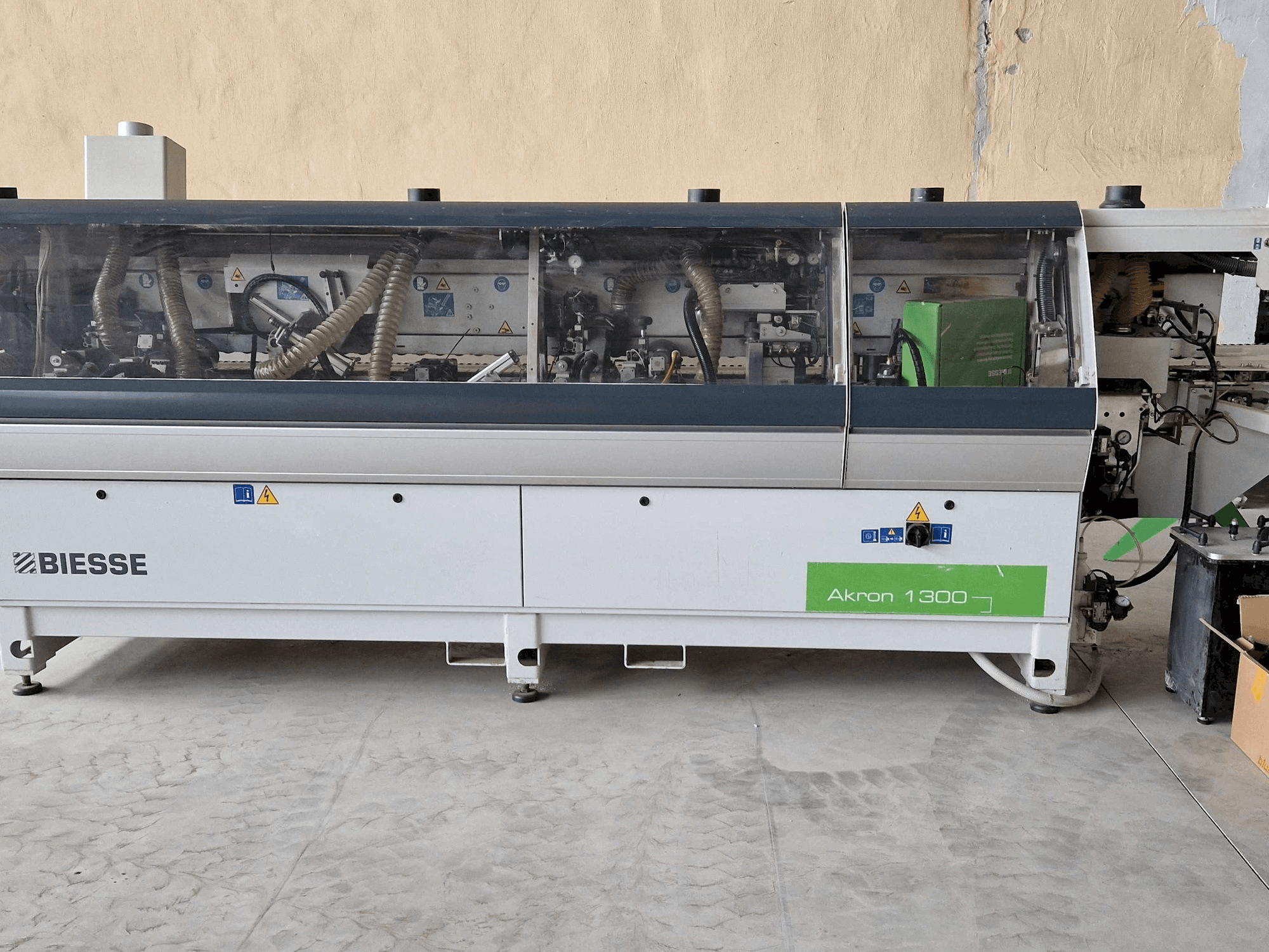 Prikaz stroja BIESSE AKRON 1330A sprijeda
