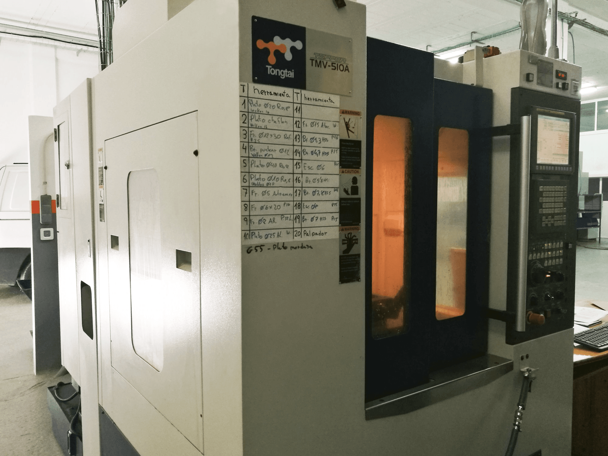 Prikaz lijeve strane stroja Tongtai TMV-510A