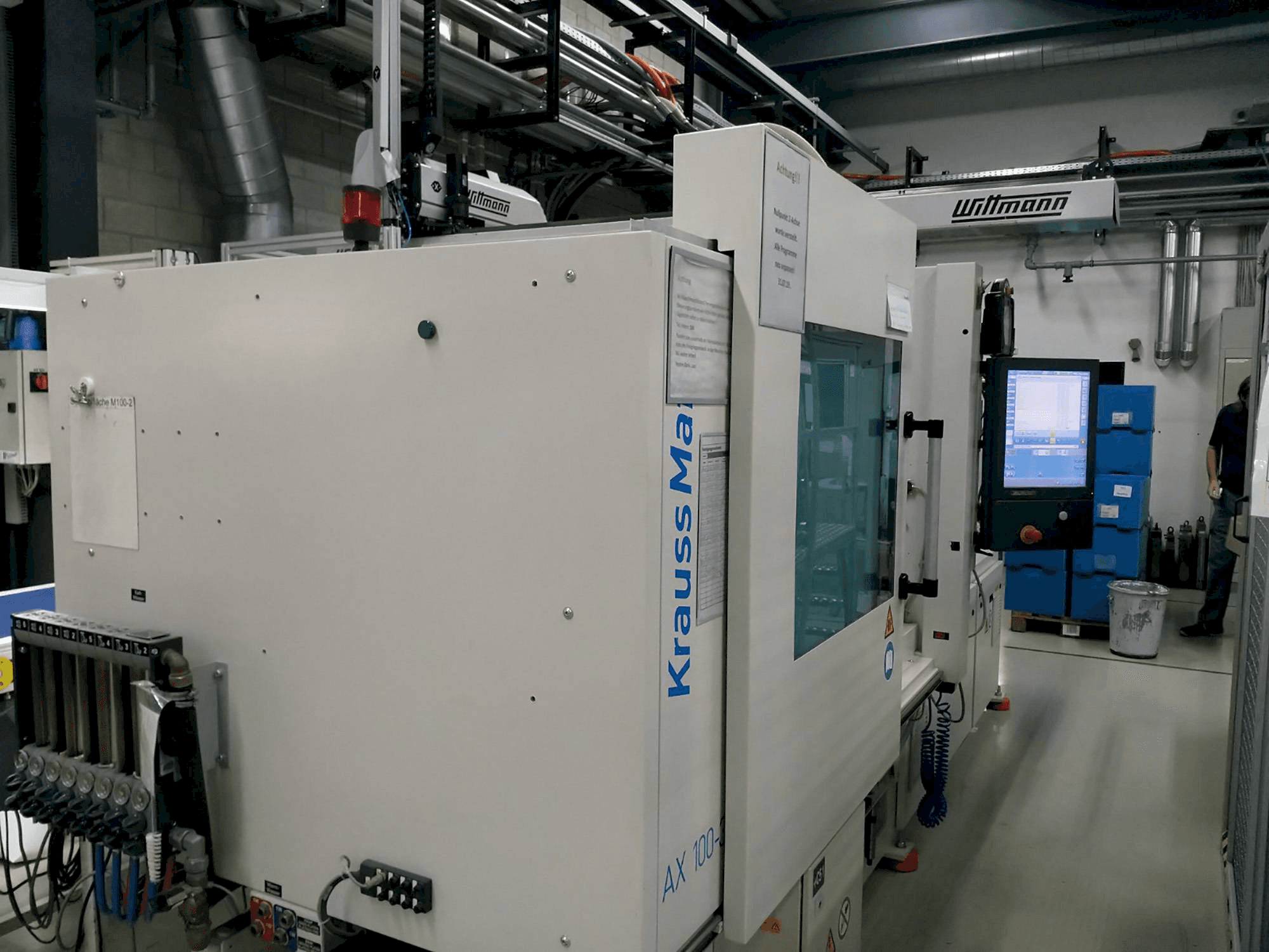 Prikaz stroja Krauss Maffei 100-380 AX sprijeda