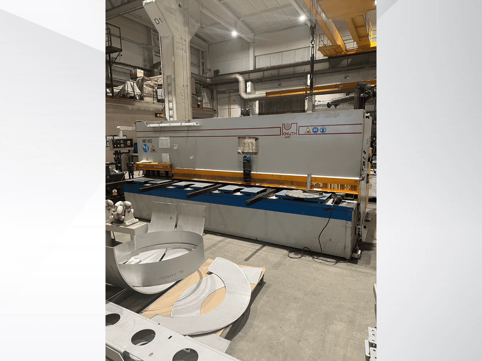 Knuth model MT 4173 stroj za rezanje lima u radionici, prednji pogled s prikazom stola za rezanje i limova.