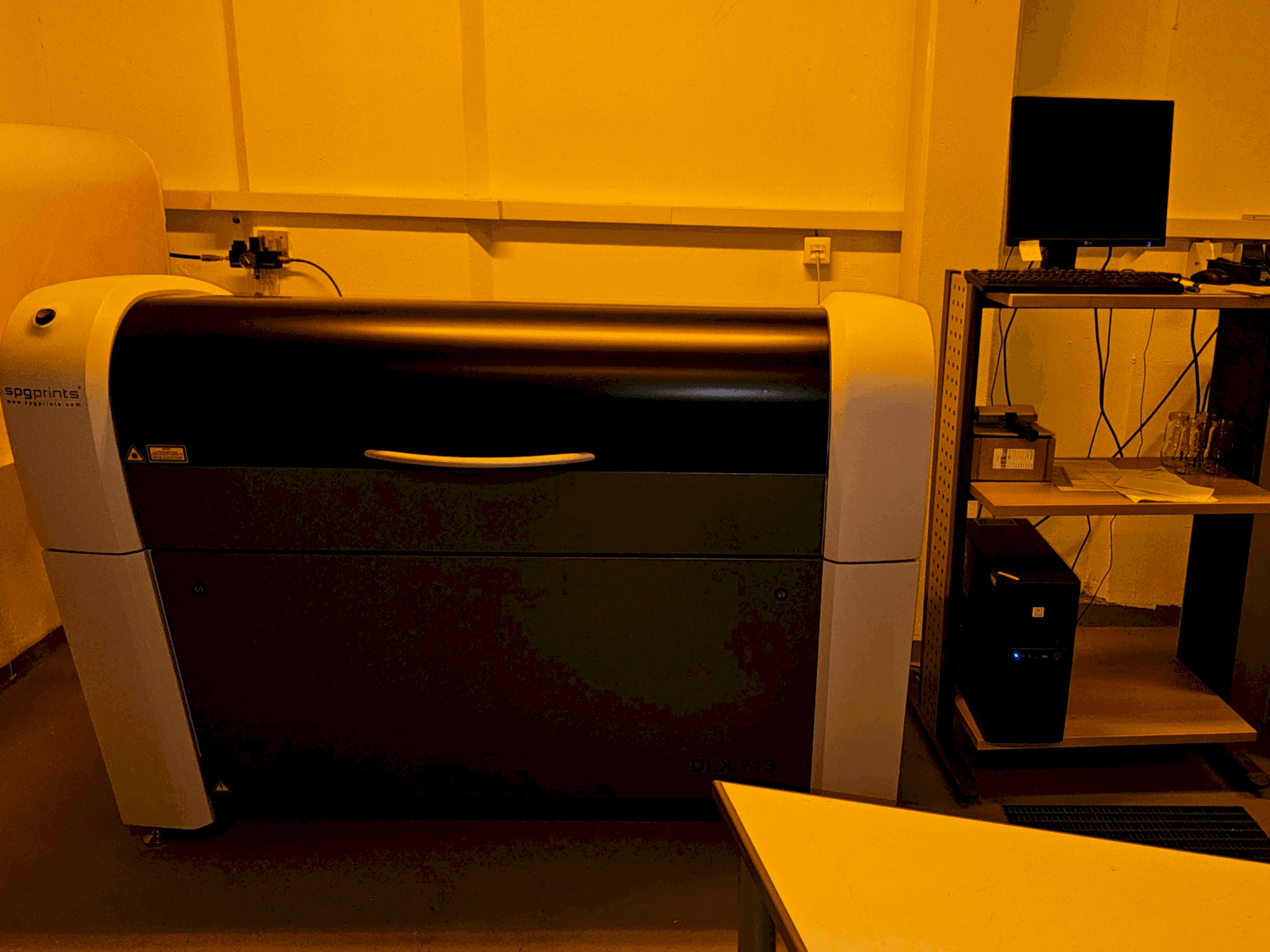 Prikaz stroja SPGPrints DLX 713T sprijeda