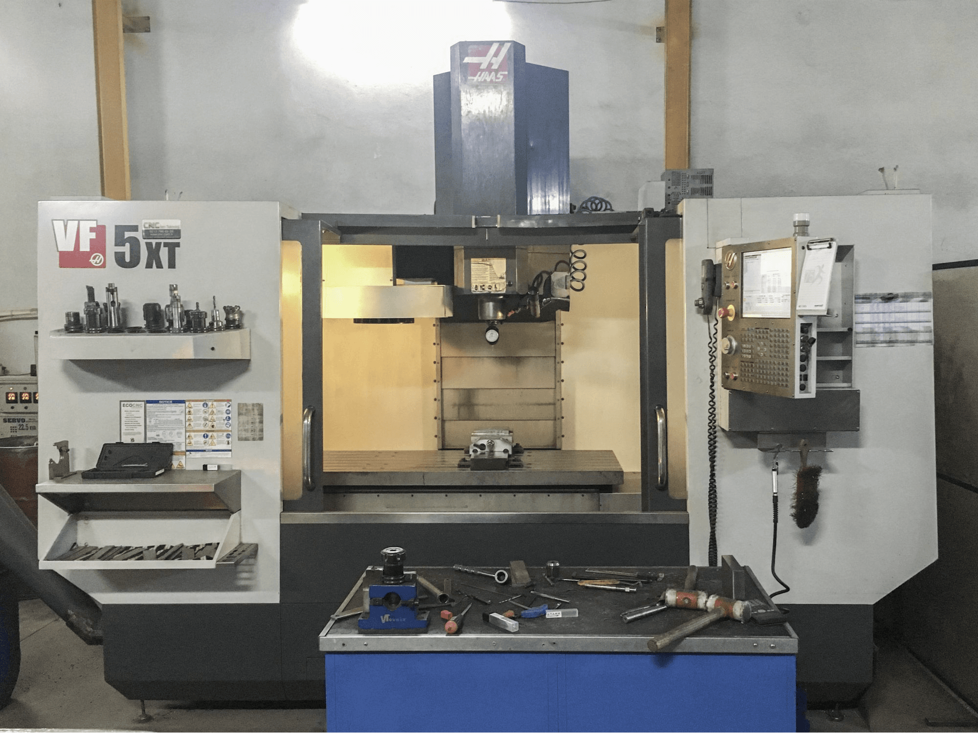 Prikaz stroja HAAS VF-5/40XT sprijeda