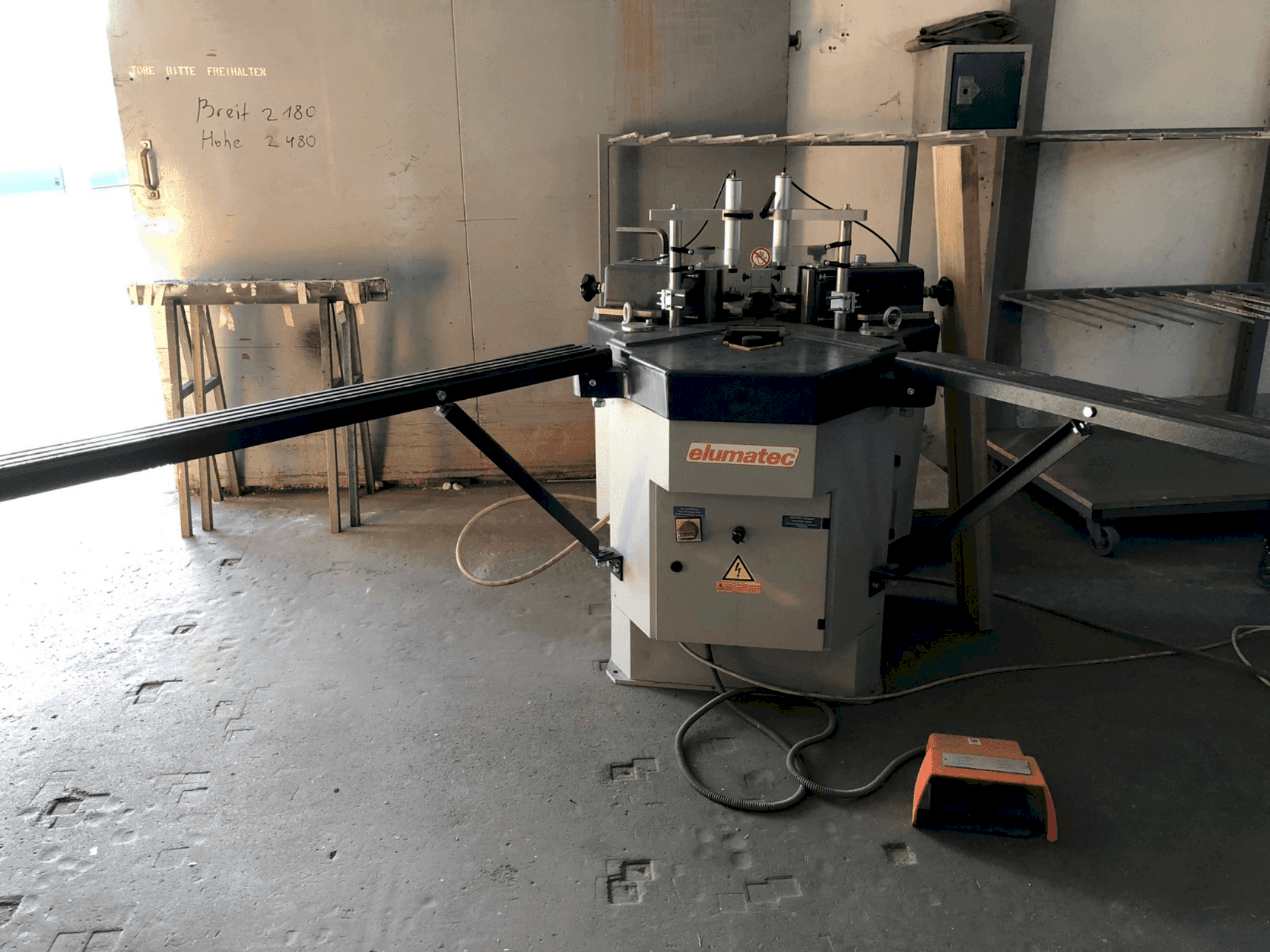 Prikaz stroja Elumatec EP 124 sprijeda