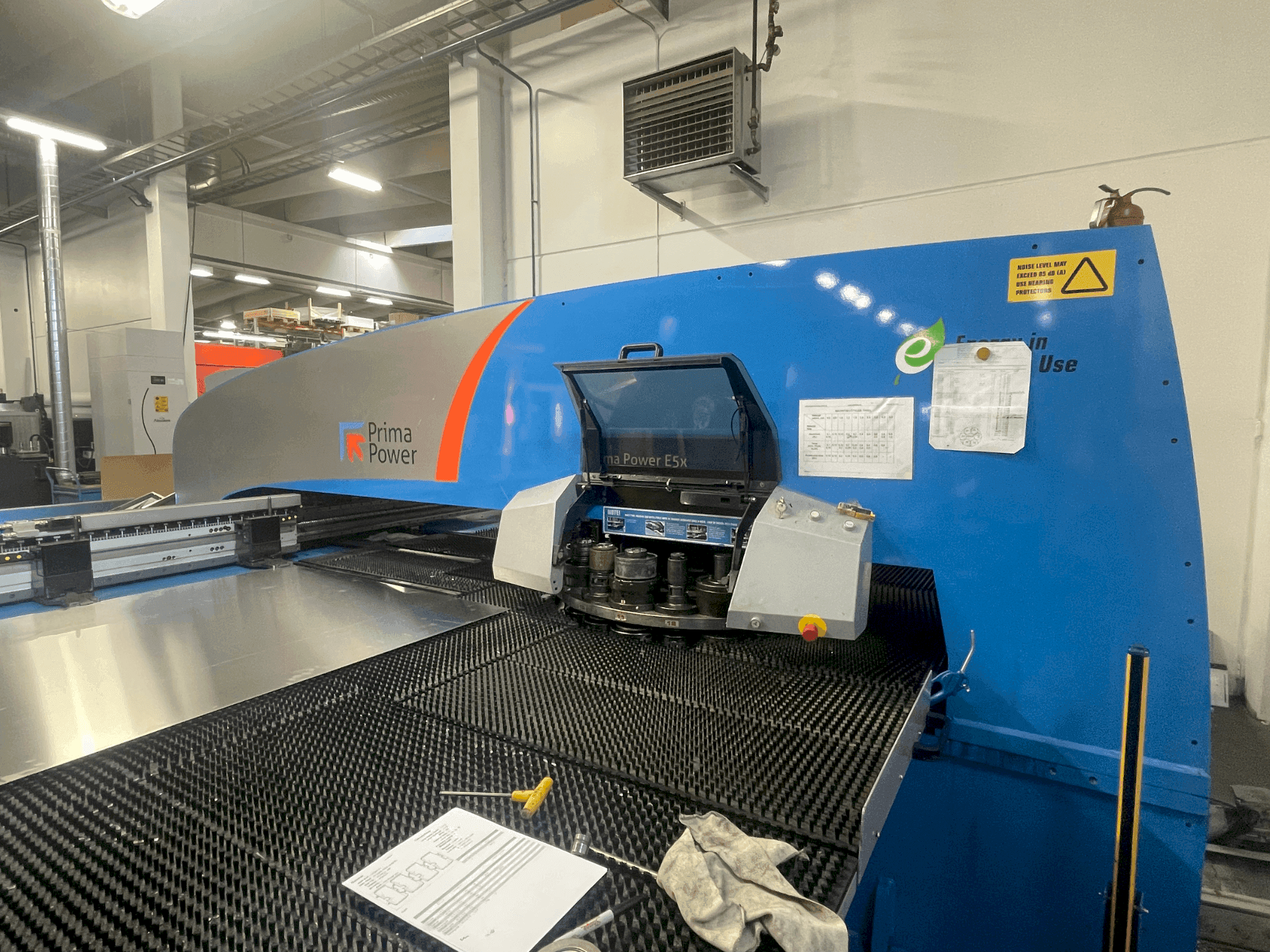 Prikaz stroja Prima Power E5X sprijeda