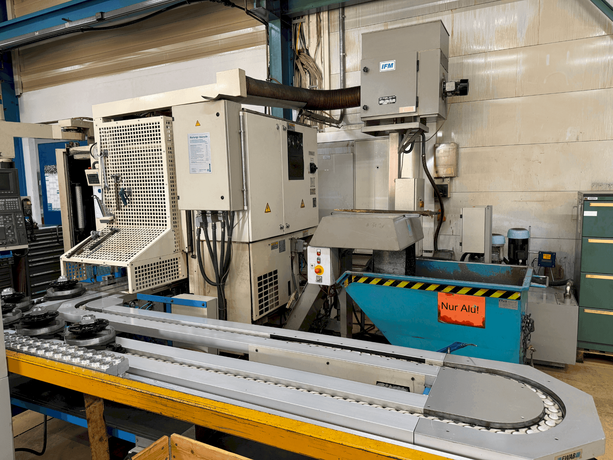 Prikaz stroja Okuma 2003 sprijeda