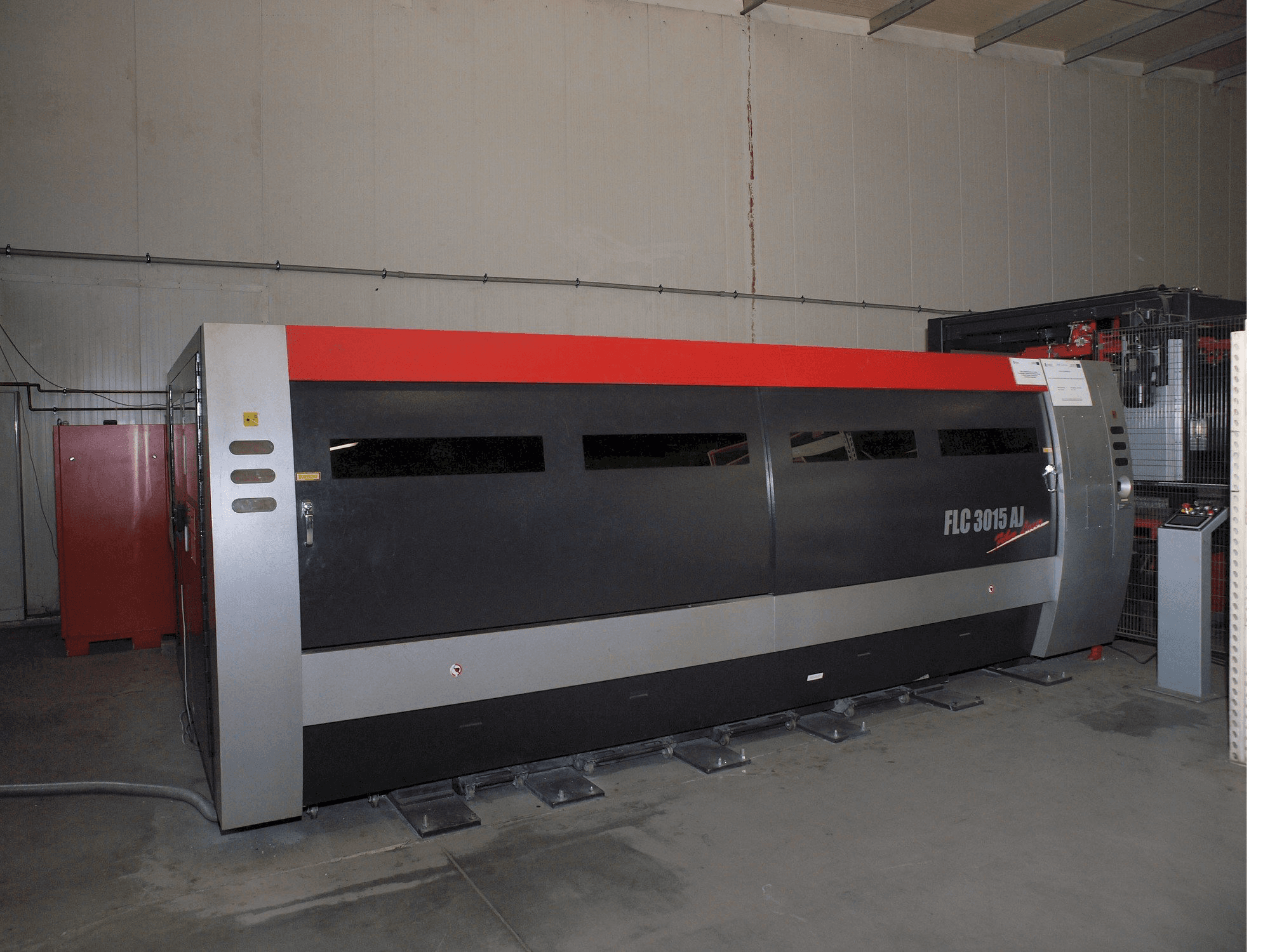 Prikaz stroja AMADA LC-3015 AJ 2kW Fiber laser sprijeda