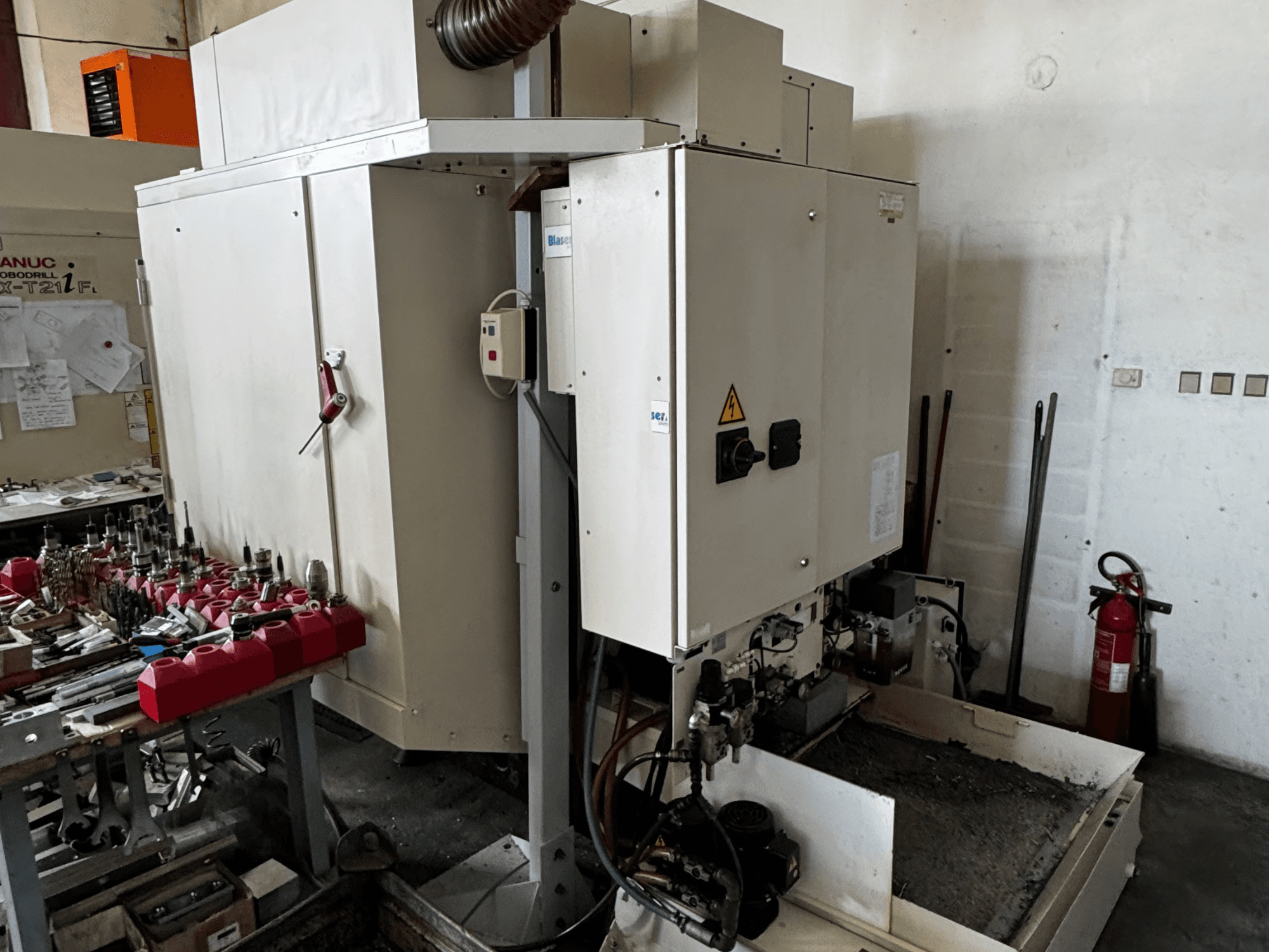 FANUC Robodrill alpha-T21iFL vertikalni obradni centar, bočni pogled koji prikazuje upravljačku ploču, alate i radni prostor.