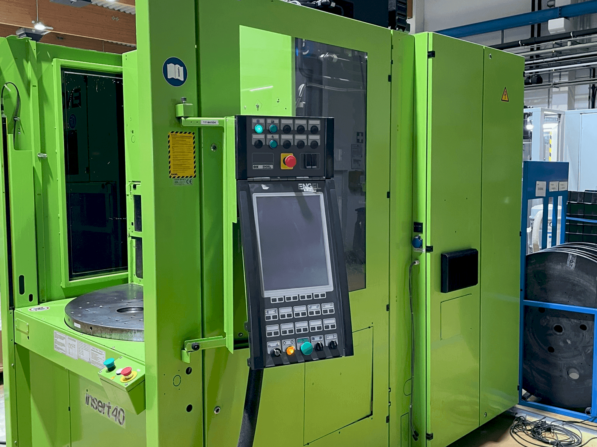 Prikaz bočne strane stroja Engel Insert 80V/40