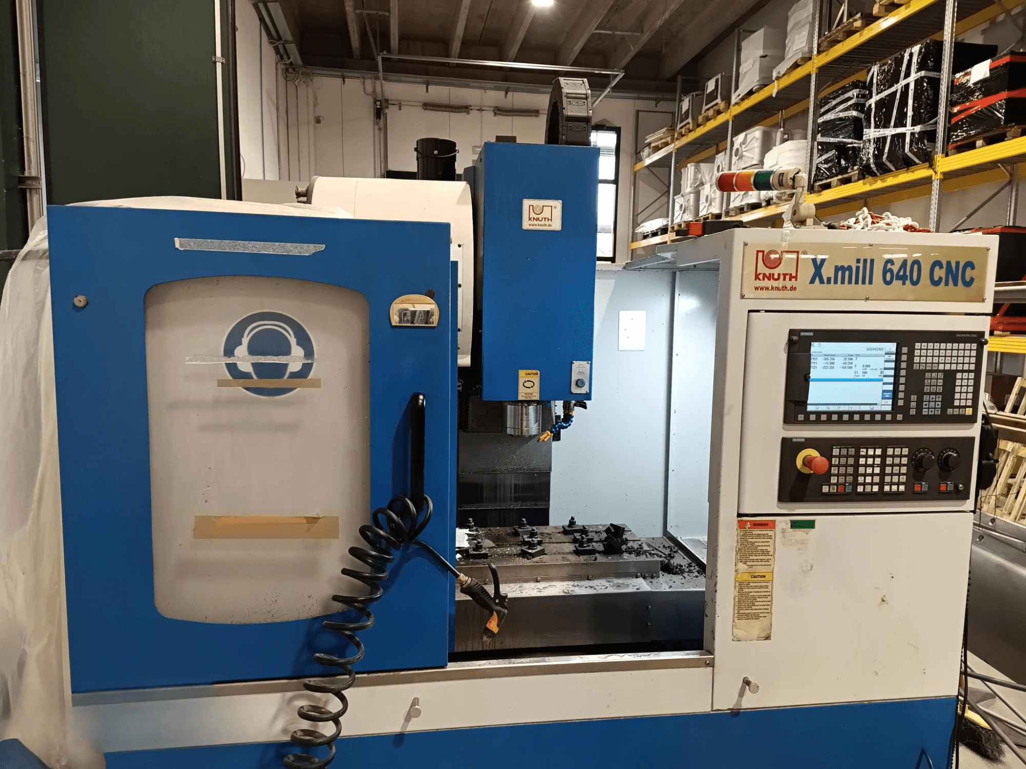 Knuth X.mill 640 CNC stroj u bočnom pogledu, s upravljačkom pločom, područjem vretena i vidljivim postavljanjem obratka.