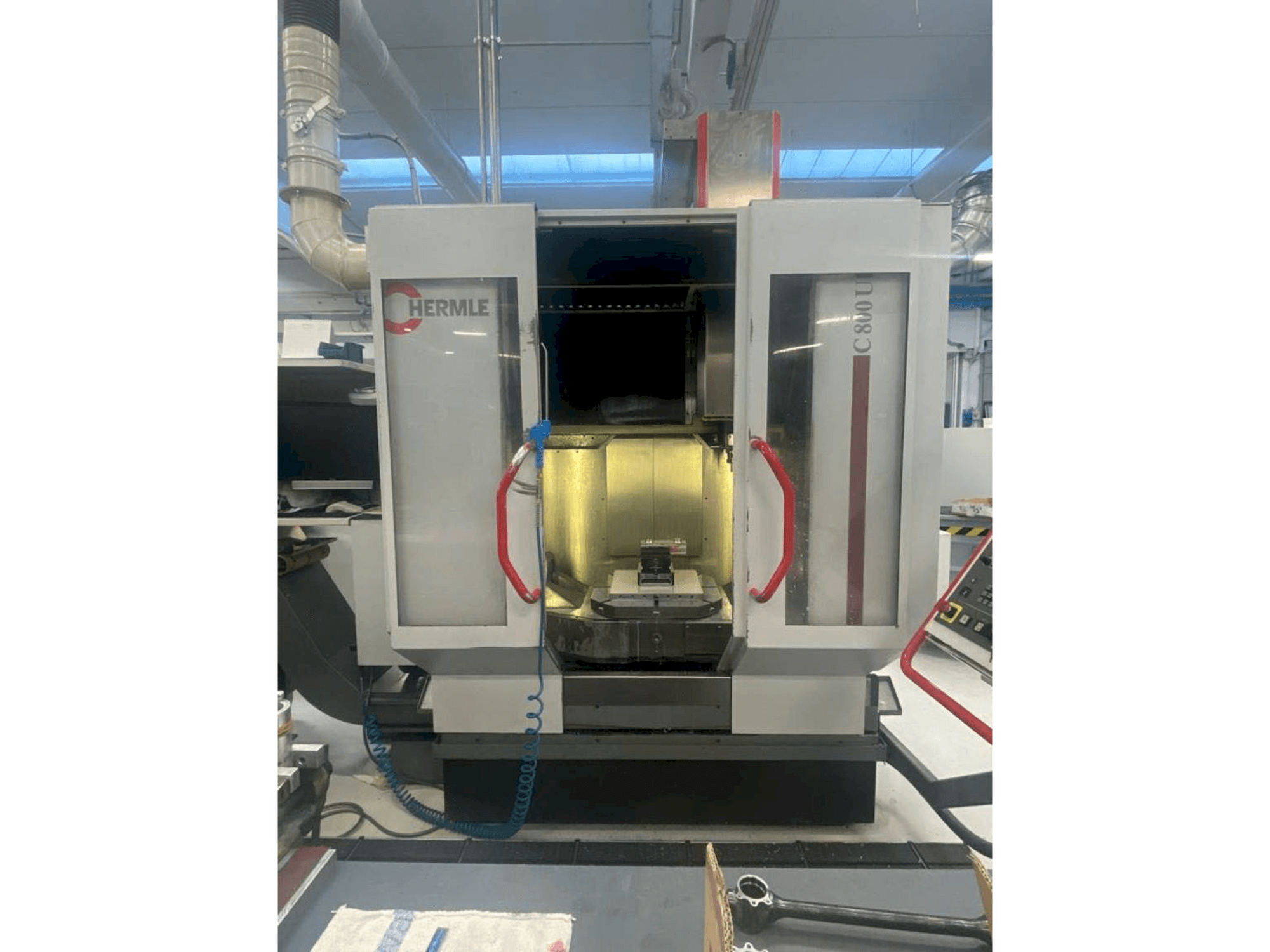 Prikaz stroja HERMLE C800U sprijeda