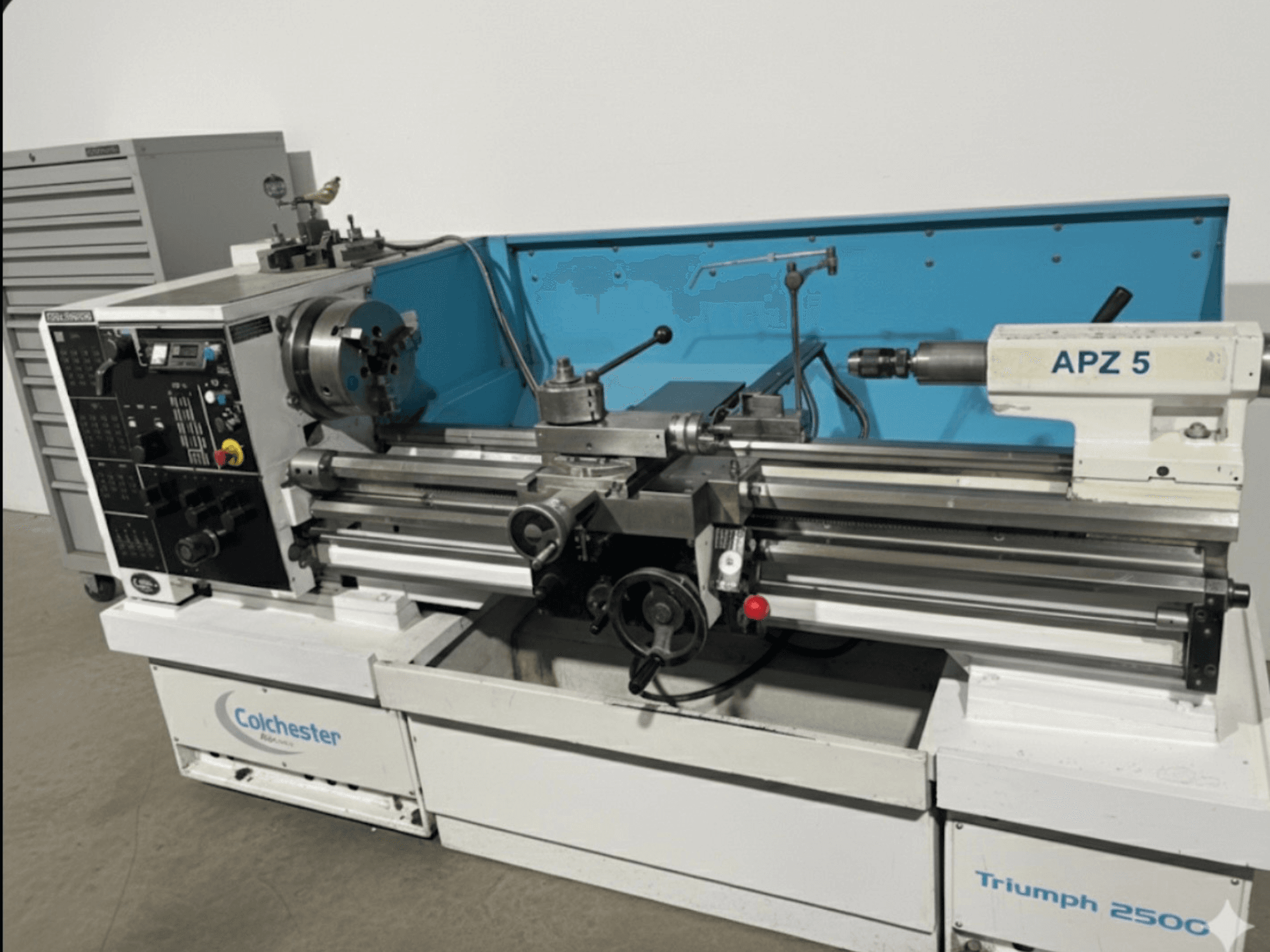 Tokarski stroj Colchester Triumph 250C, pogled sprijeda, s APZ 5 priključkom i upravljačkom pločom s brojčanicima i gumbima.
