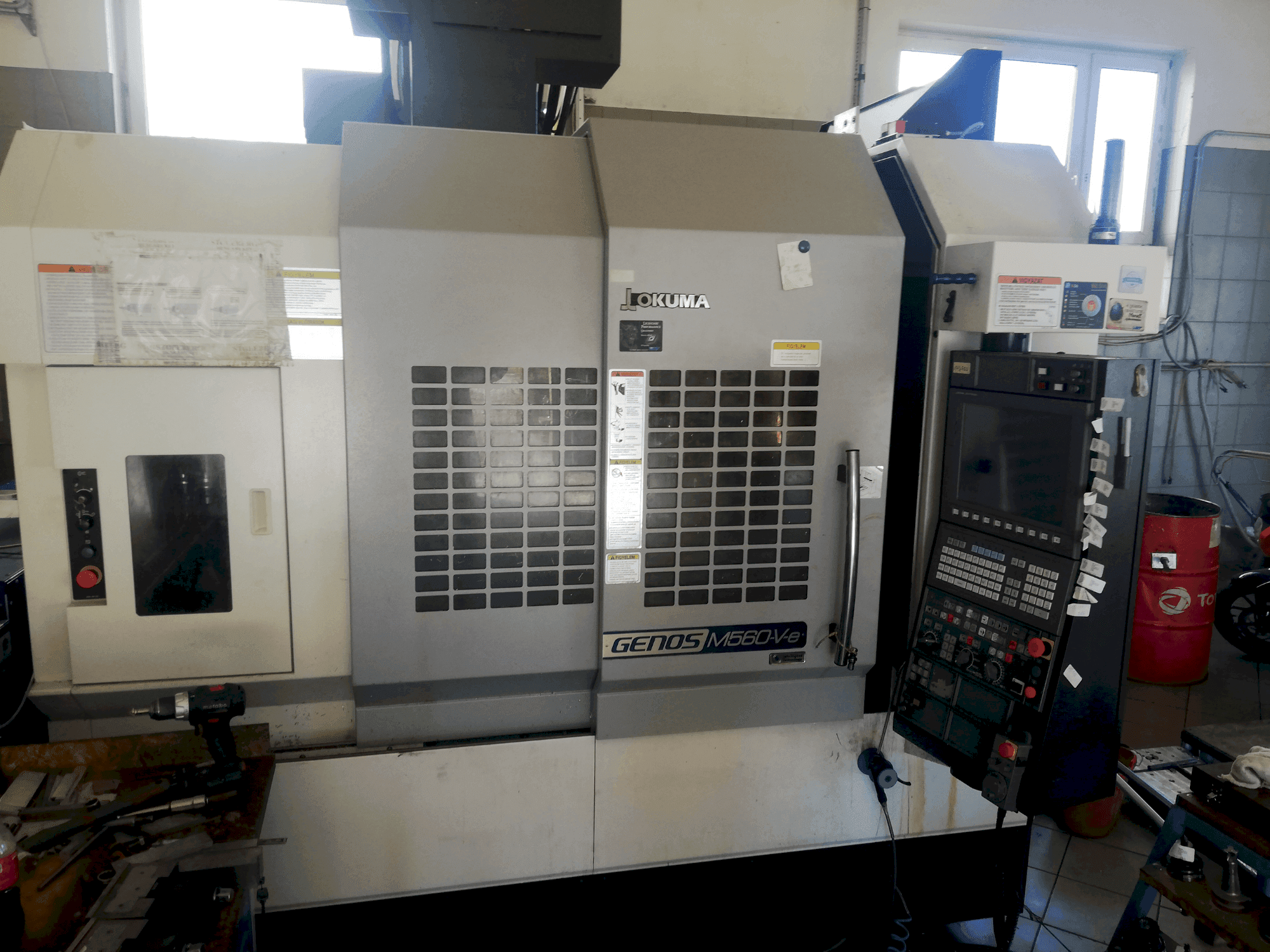 Prikaz stroja Okuma GENOS M560V-e sprijeda