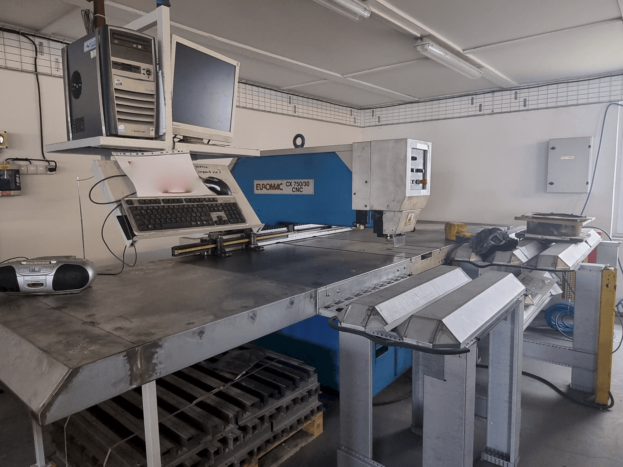 Prikaz stroja Euromac CX 750/30 CNC sprijeda