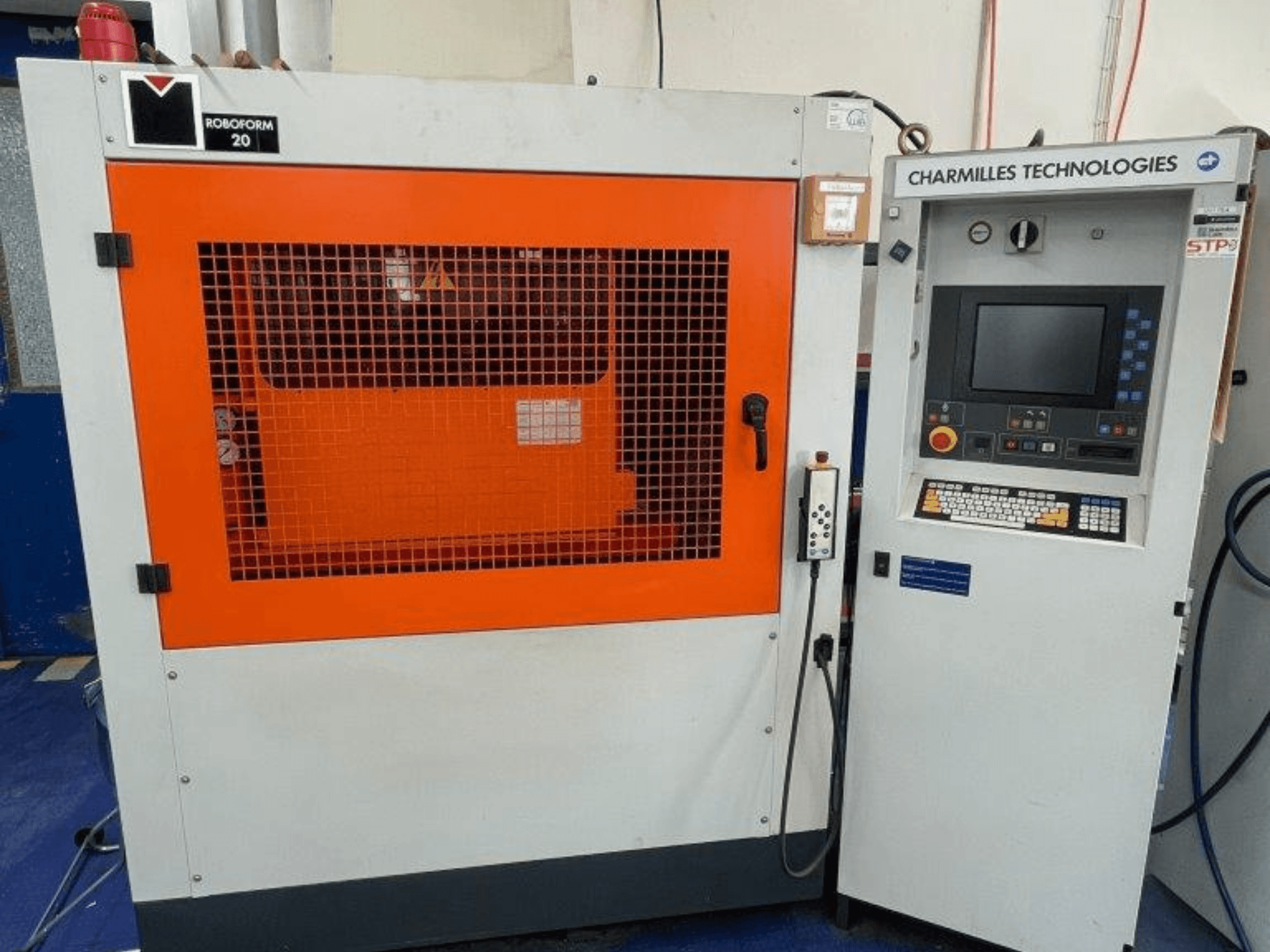 AgieCharmilles Robofrom 20 EDM stroj za udubljivanje, prednji pogled s upravljačkom pločom i narančastom zaštitnom rešetkom.