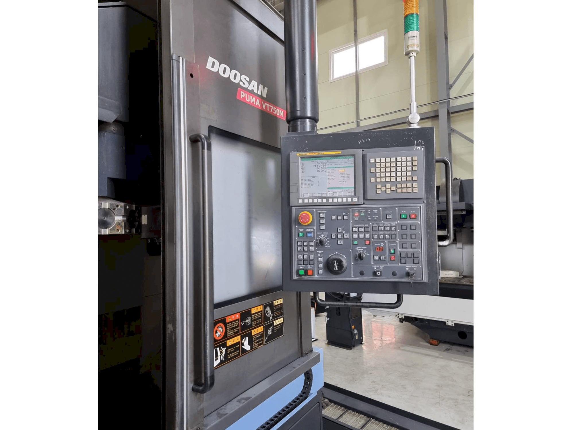 Prikaz lijeve strane stroja Doosan Puma VT750M