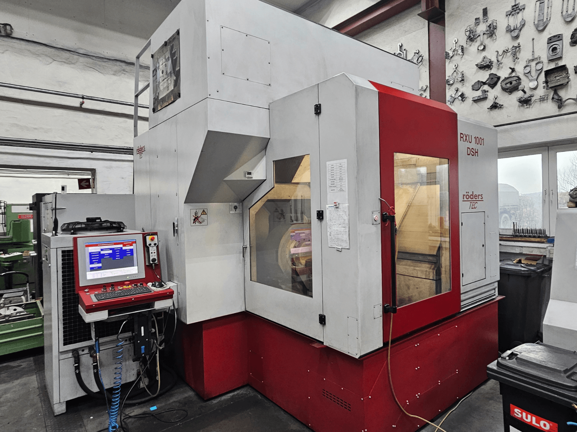 Vertikalni obradni centar RÖDERS RXU 1001 DSH, prednji pogled s upravljačkom pločom i detaljima stroja u radioničkom okruženju.