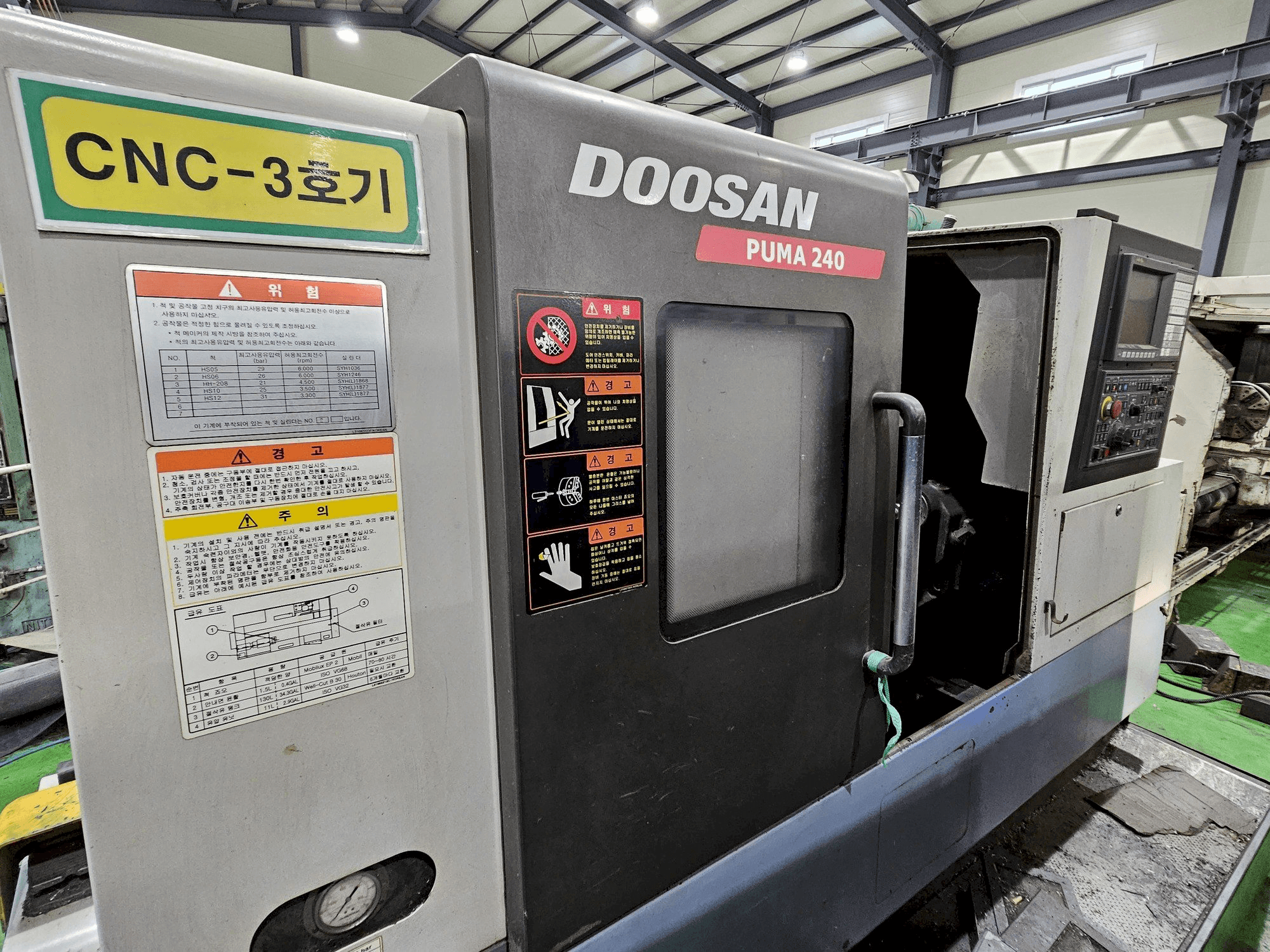 Prikaz stroja Doosan Puma 240 sprijeda