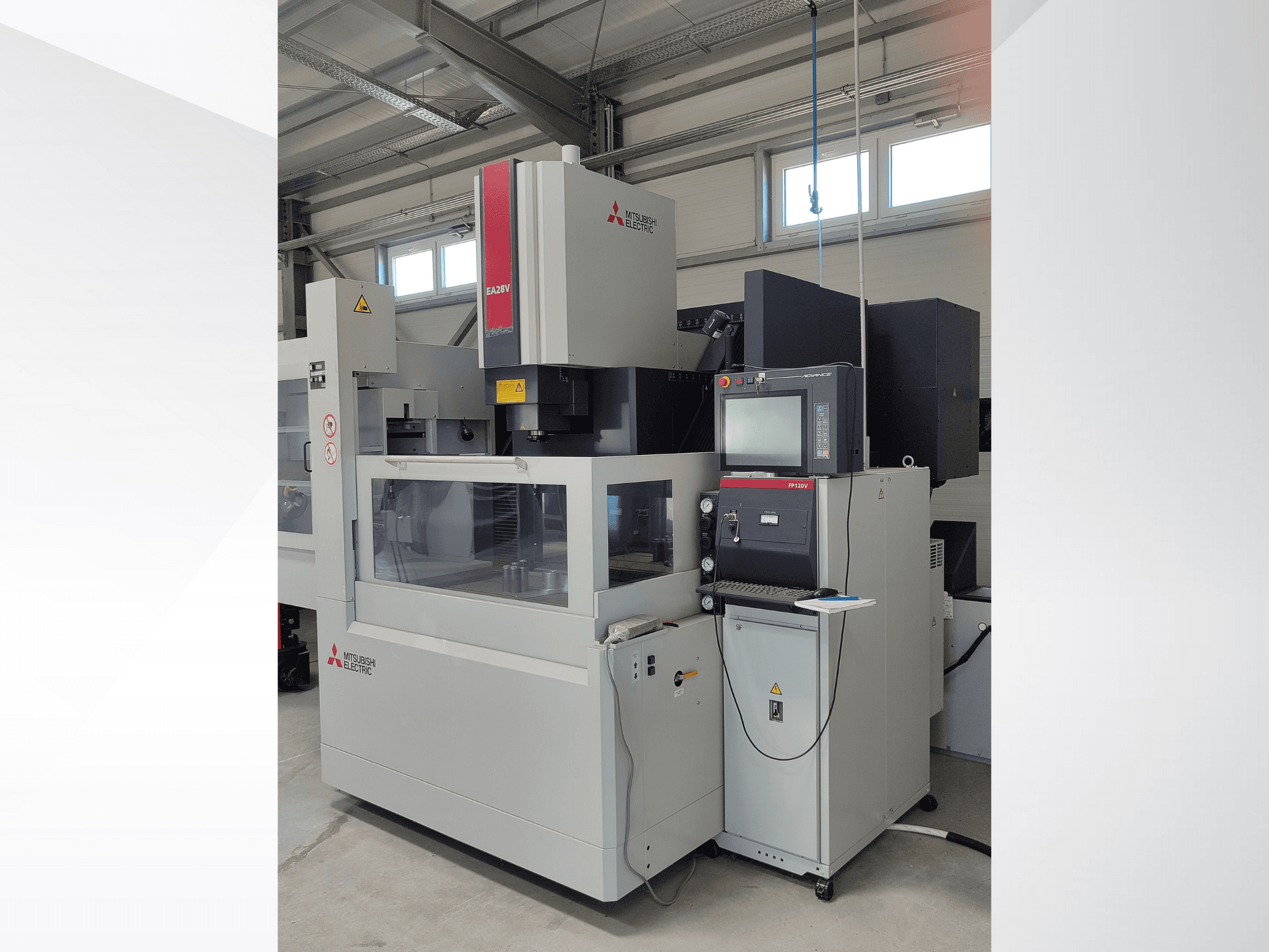 Mitsubishi Electric EA32V stroj za žičano rezanje u bočnom pogledu, s upravljačkom pločom i vidljivim radnim područjem kroz staklo.