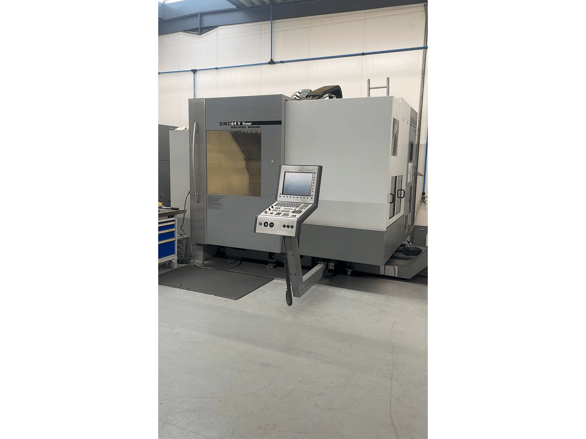 Prikaz stroja DECKEL MAHO DMC 64V linear sprijeda