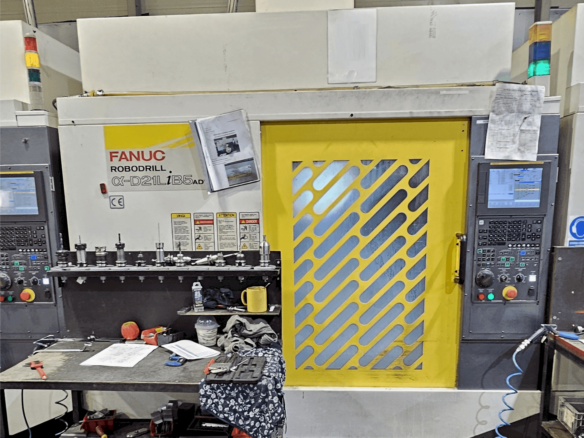 Prikaz stroja FANUC Robodrill α-D21L iB 5 ADV sprijeda