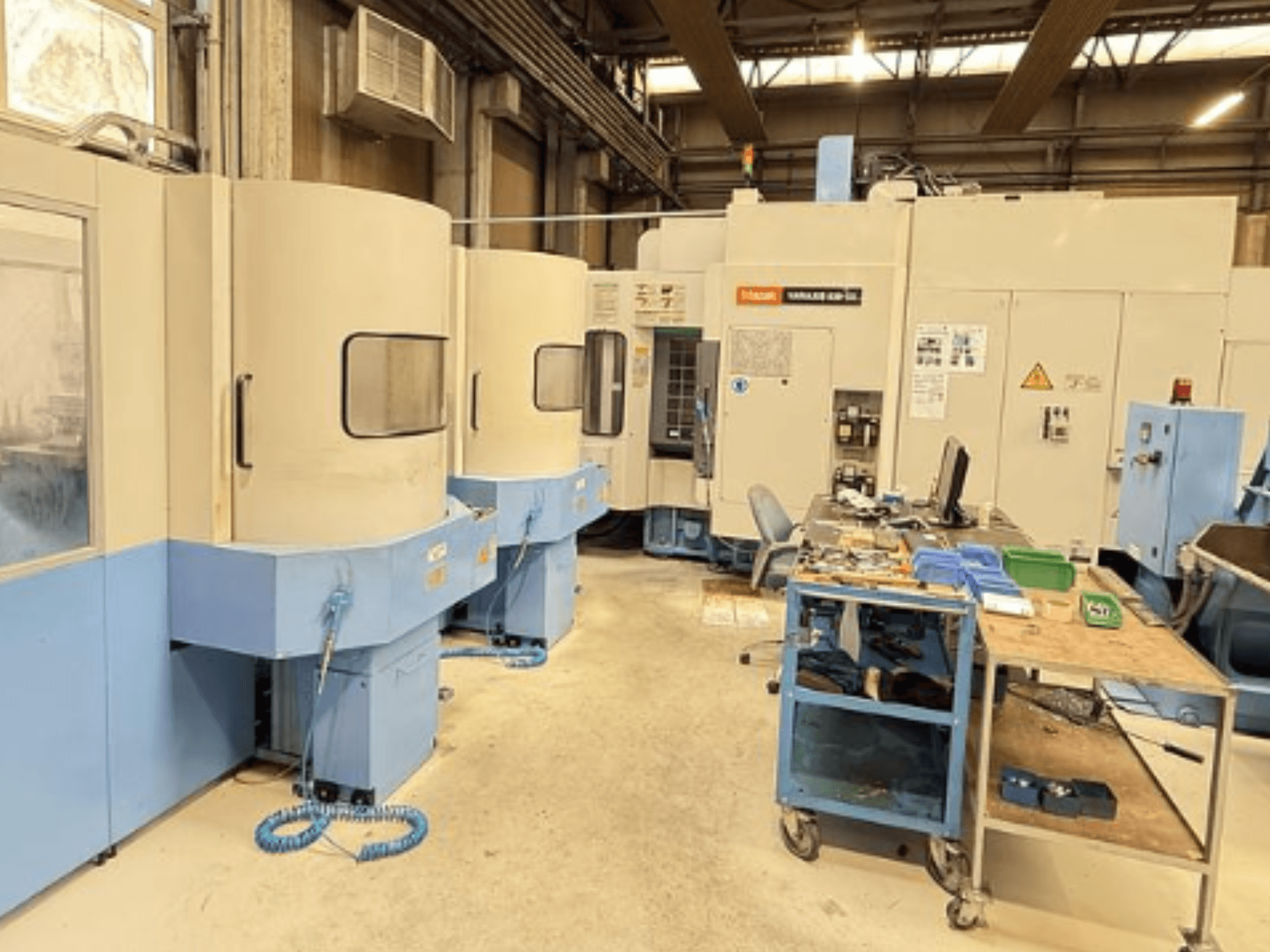 Vertikalni obradni centar Mazak Variaxis 630-5X u radionici, prednji pogled s upravljačkom pločom i prostorom za pohranu alata.