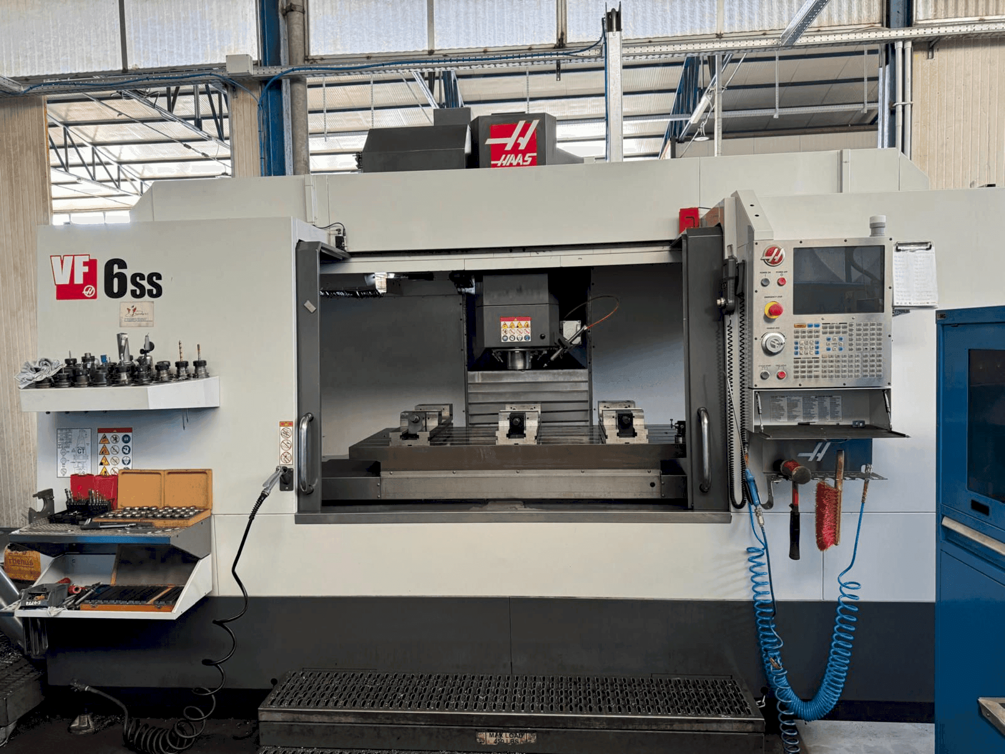 Prikaz stroja HAAS VF-6SS sprijeda