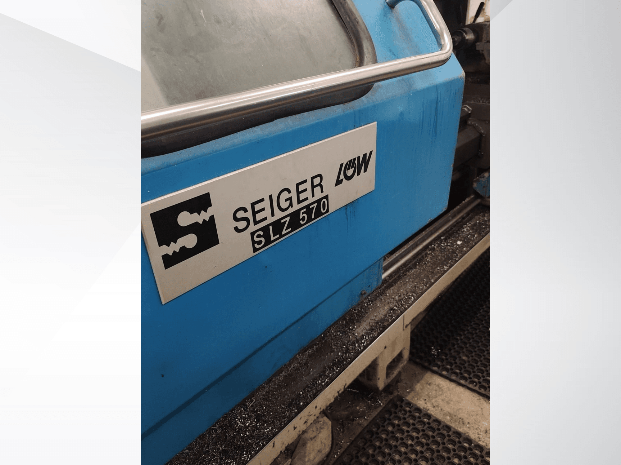Bočni pogled izbliza na tokarski stroj SEIGER SLZ570 s plavom vanjštinom i logotipom, koji prikazuje značajke operativnog upravljanja.