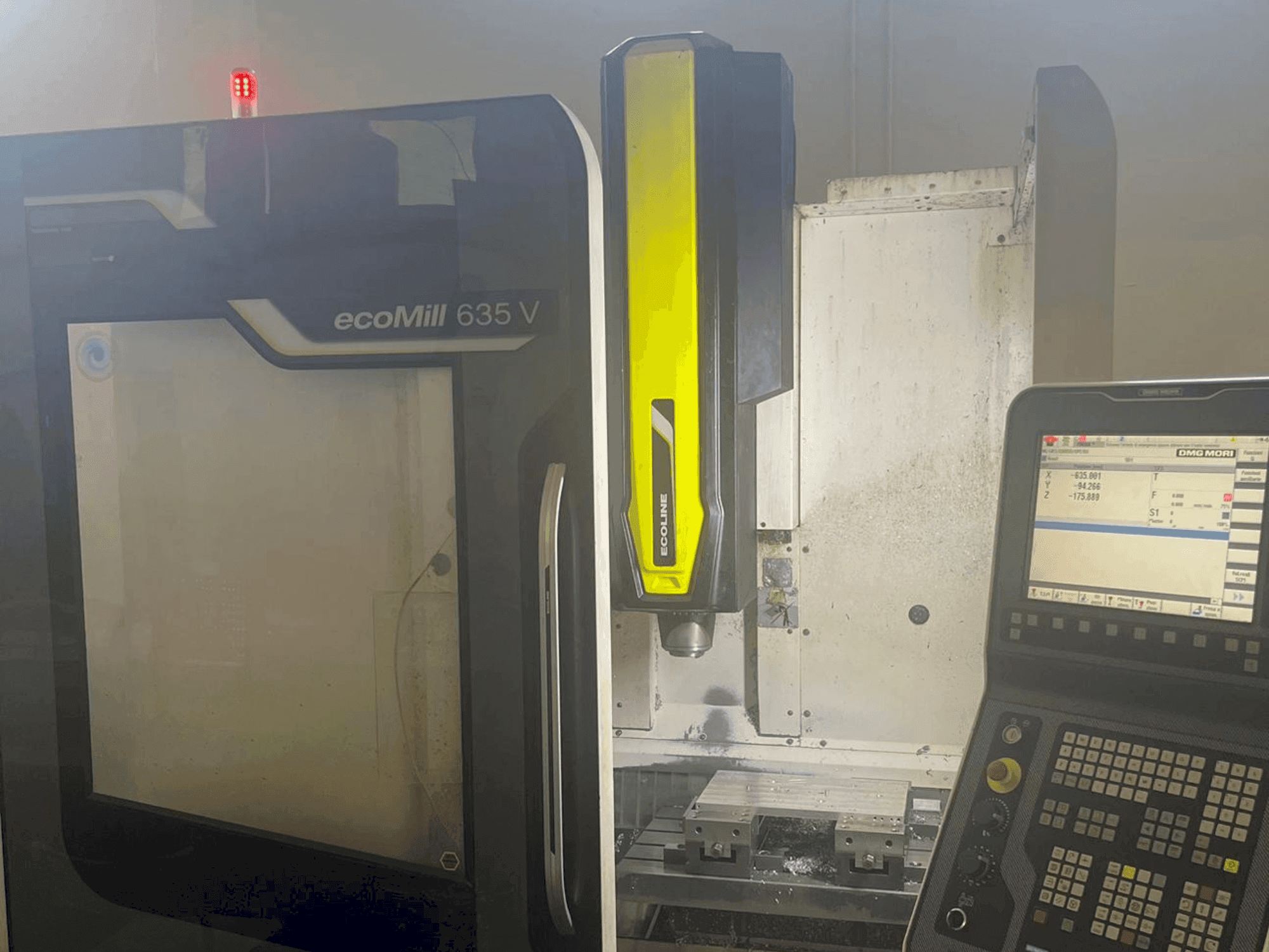 Prikaz stroja DMG MORI ecoMill 635V sprijeda