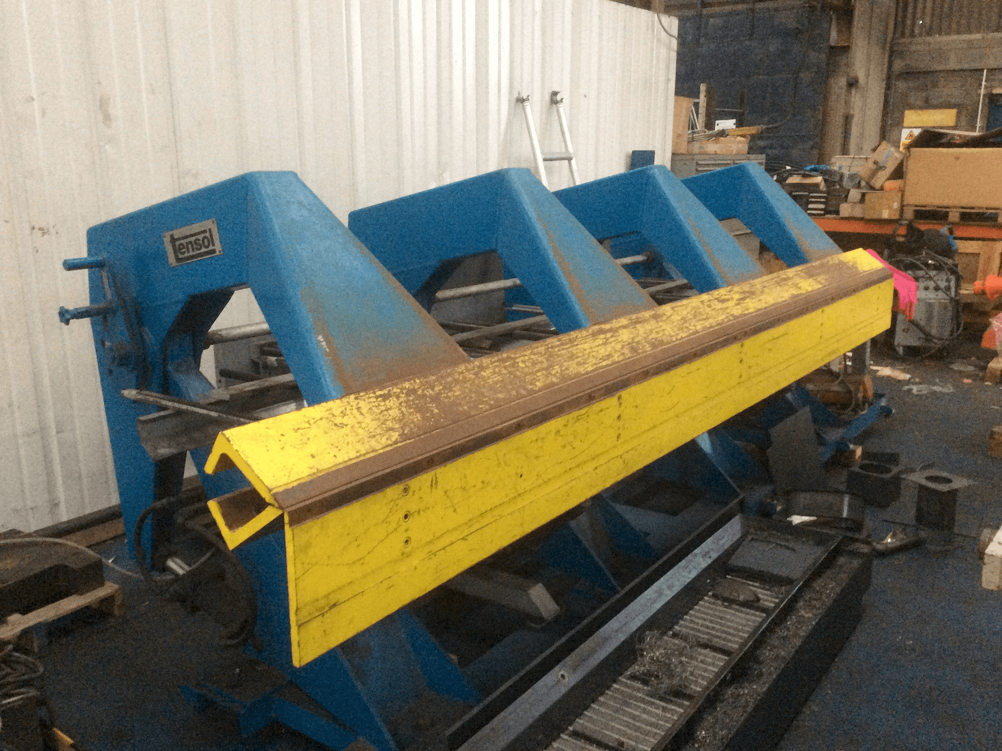 Prikaz stroja Tensol P200-4 sprijeda