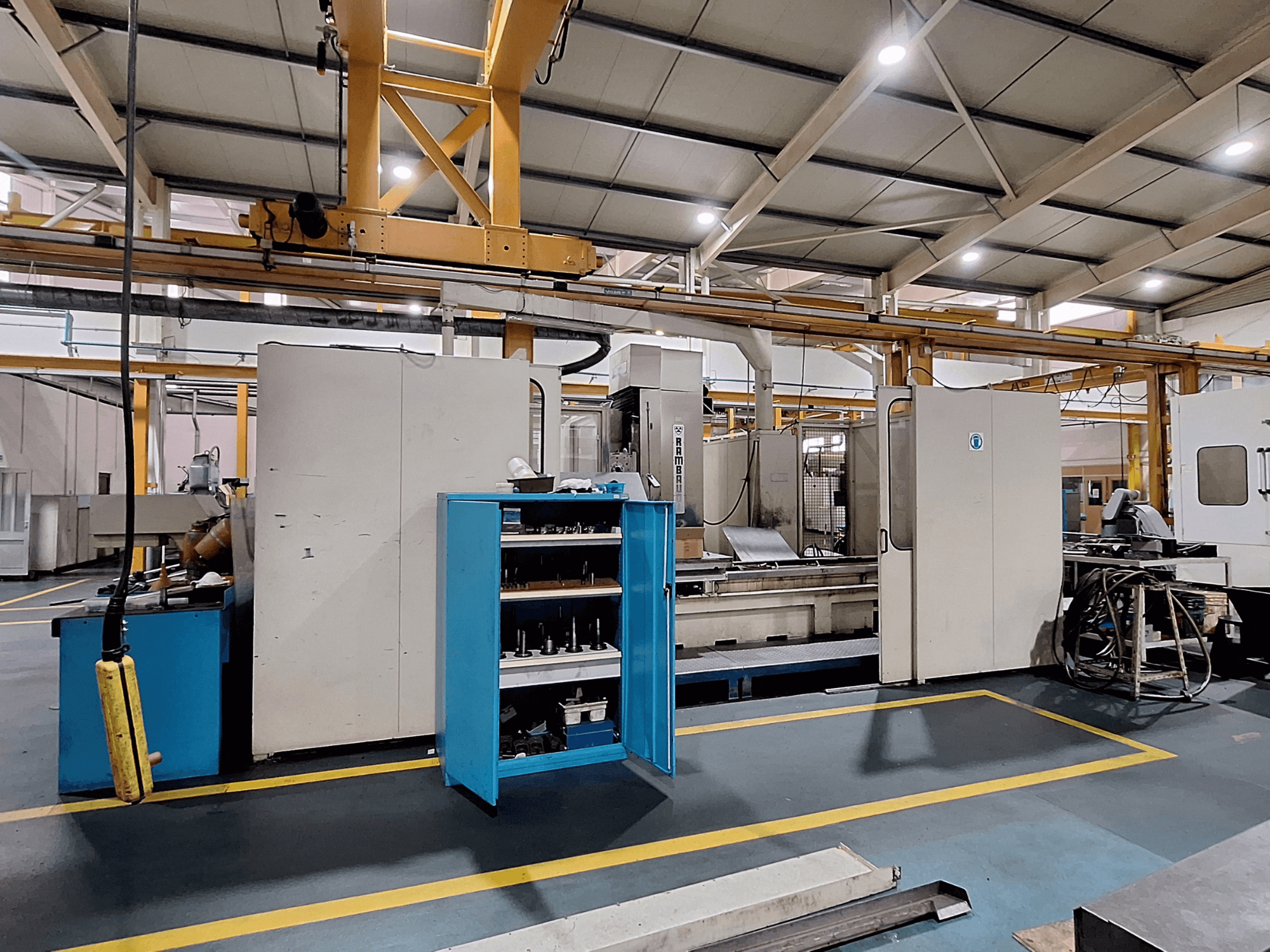 Portalna glodalica Rambaudi RX 1250, prednji pogled sa spremištem za alat, u prostranom industrijskom radnom prostoru.