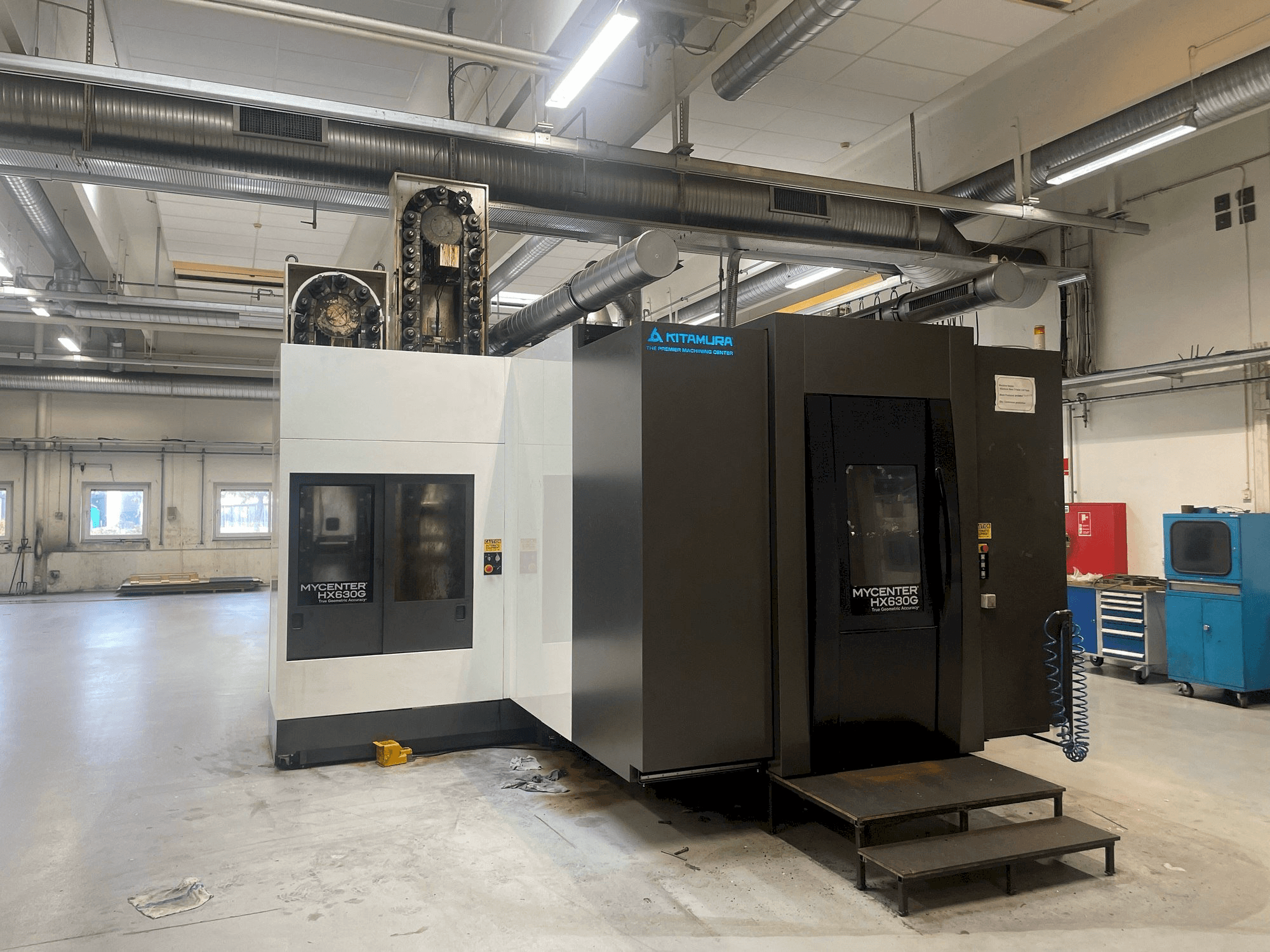 Prikaz stroja Kitamura HX630G sprijeda