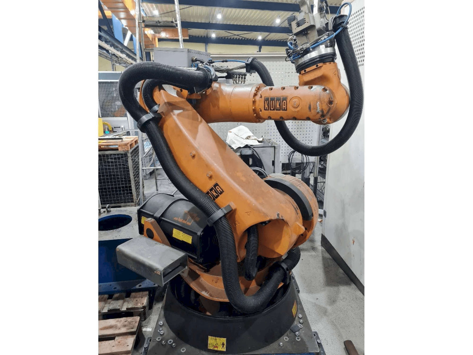 Prikaz stroja KUKA KR C2 KR100 comp sprijeda