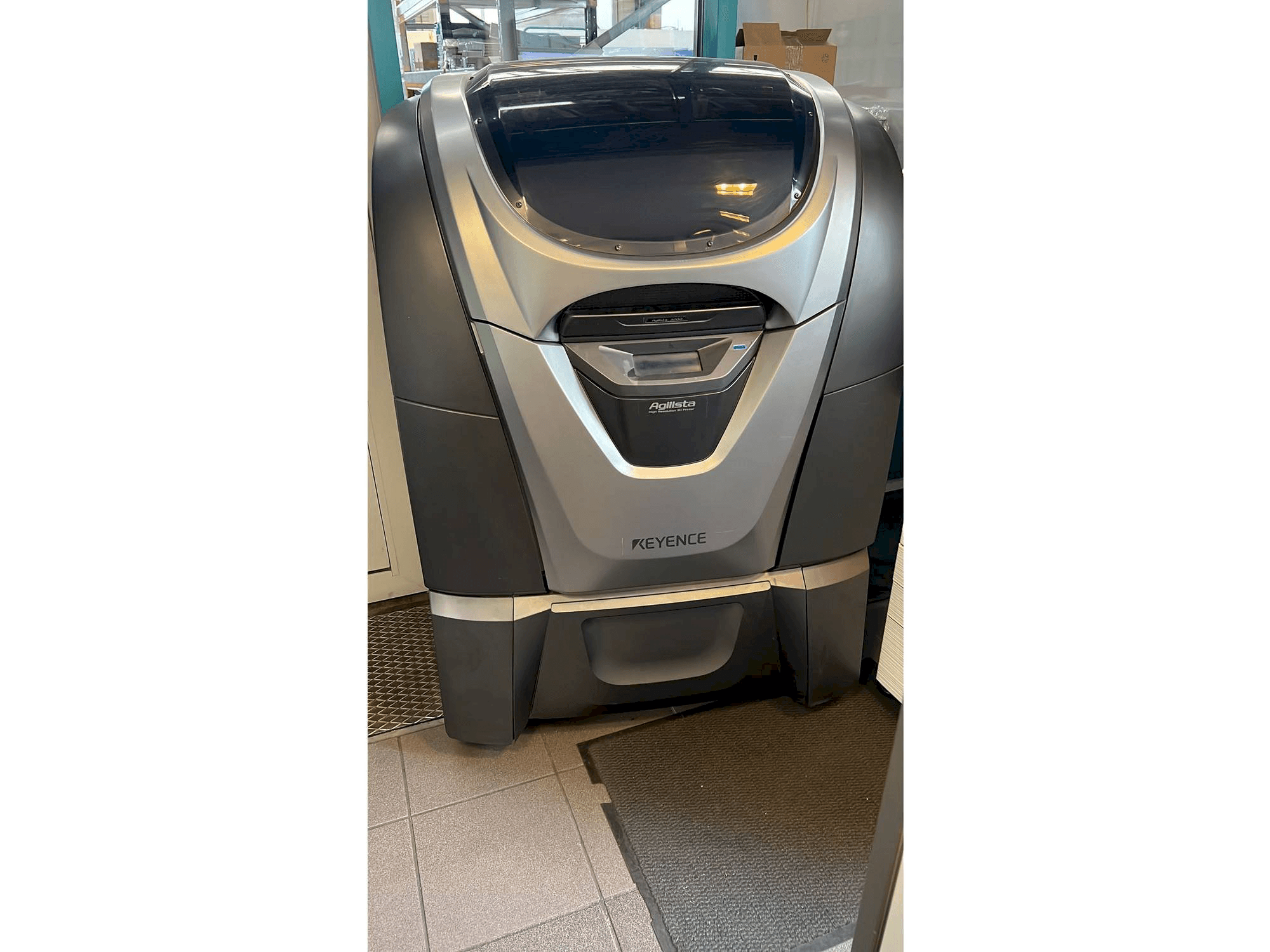 Prikaz stroja KEYENCE Agilista 3200 sprijeda