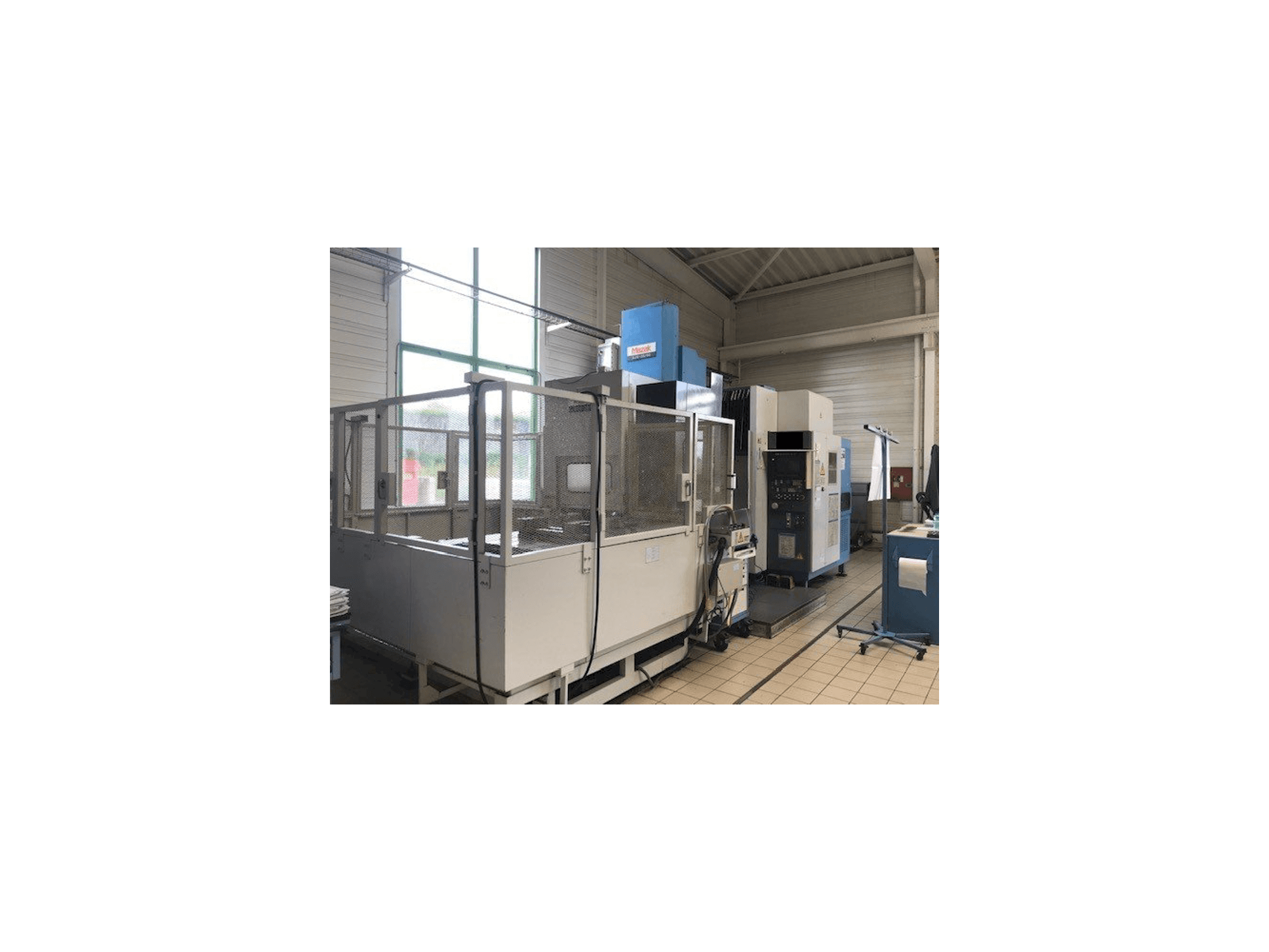 Prikaz stroja Mazak AJV 65 sprijeda