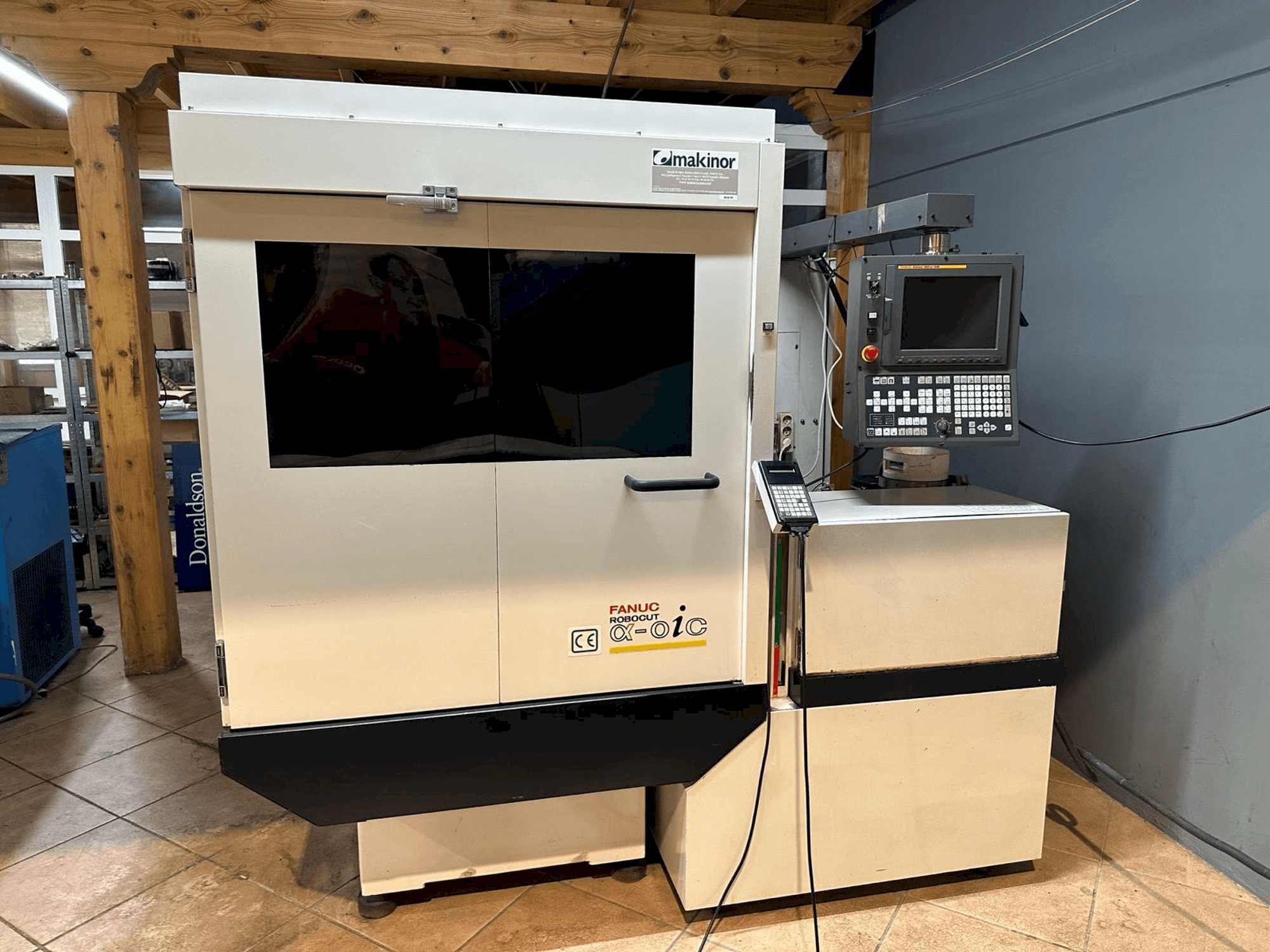 Prikaz stroja FANUC Robocut Alpha-0iC sprijeda